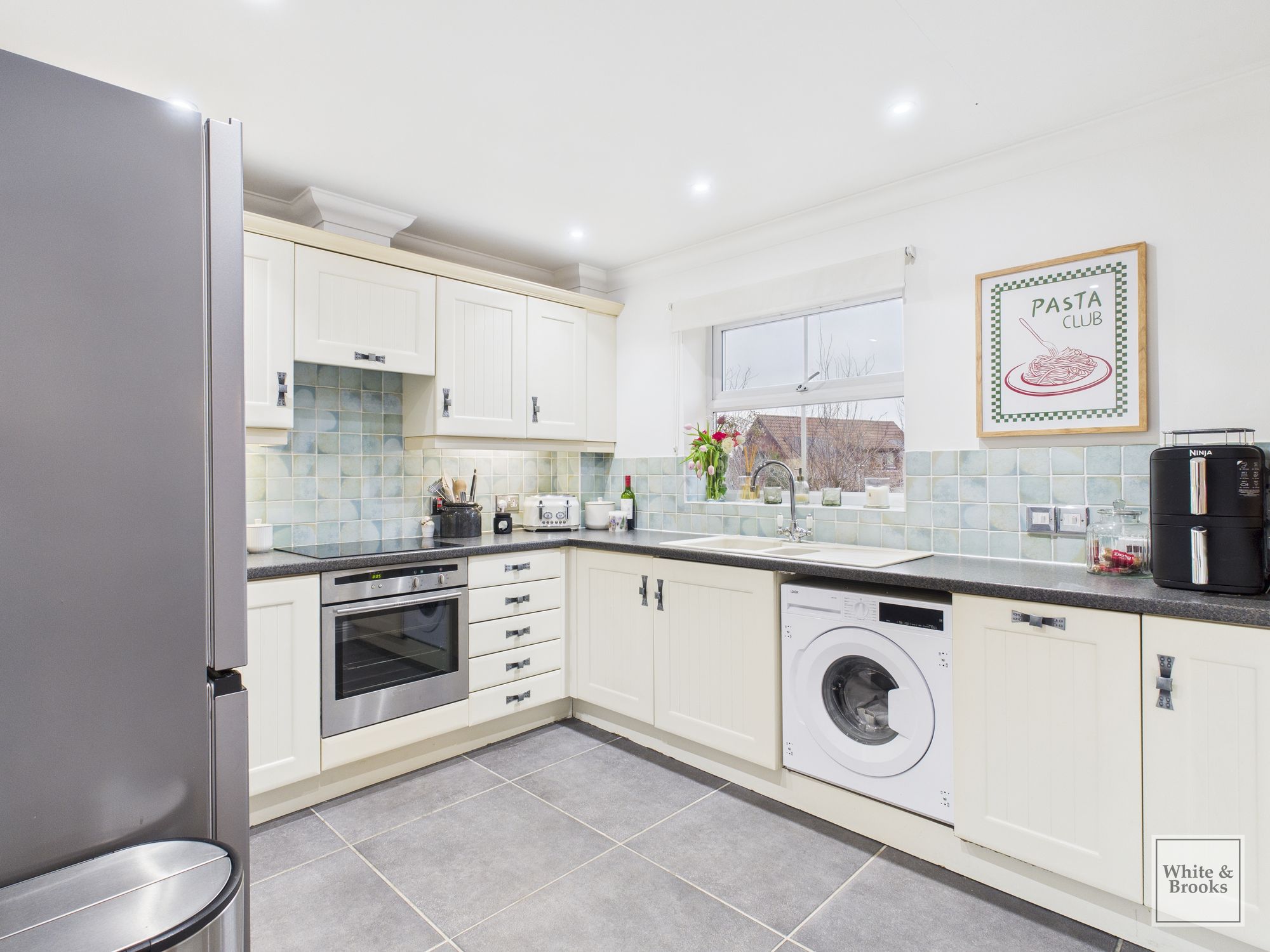 2 bed flat for sale in Barnham Road, Barnham, PO22  - Property Image 3