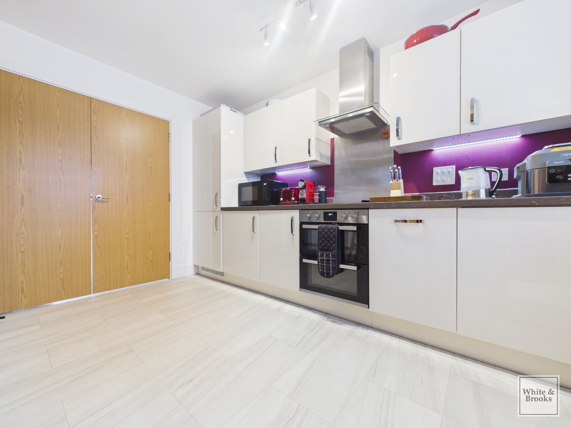 3 bed end of terrace house for sale in North Mead, Chichester, PO19 5