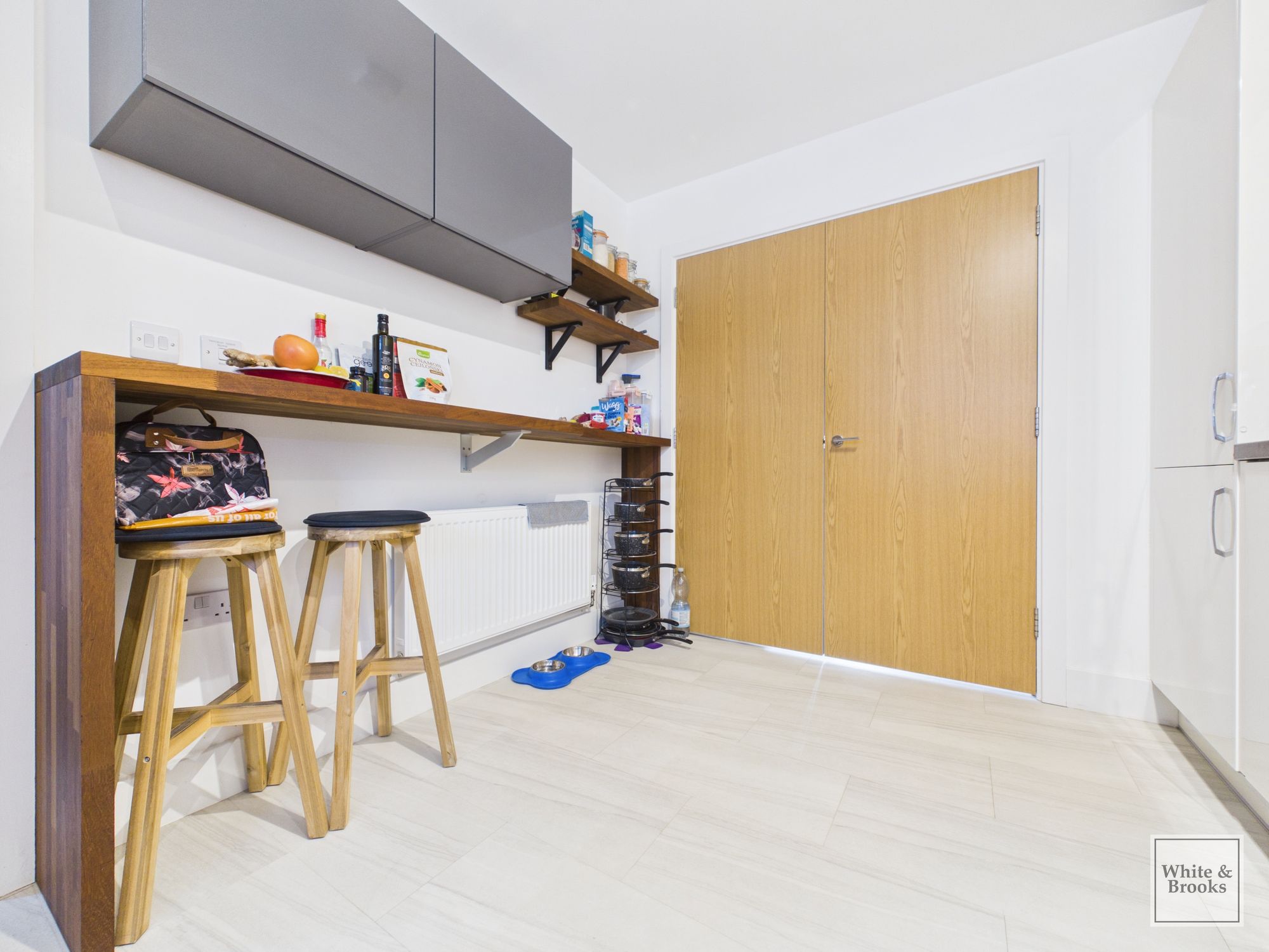3 bed end of terrace house for sale in North Mead, Chichester, PO19 10