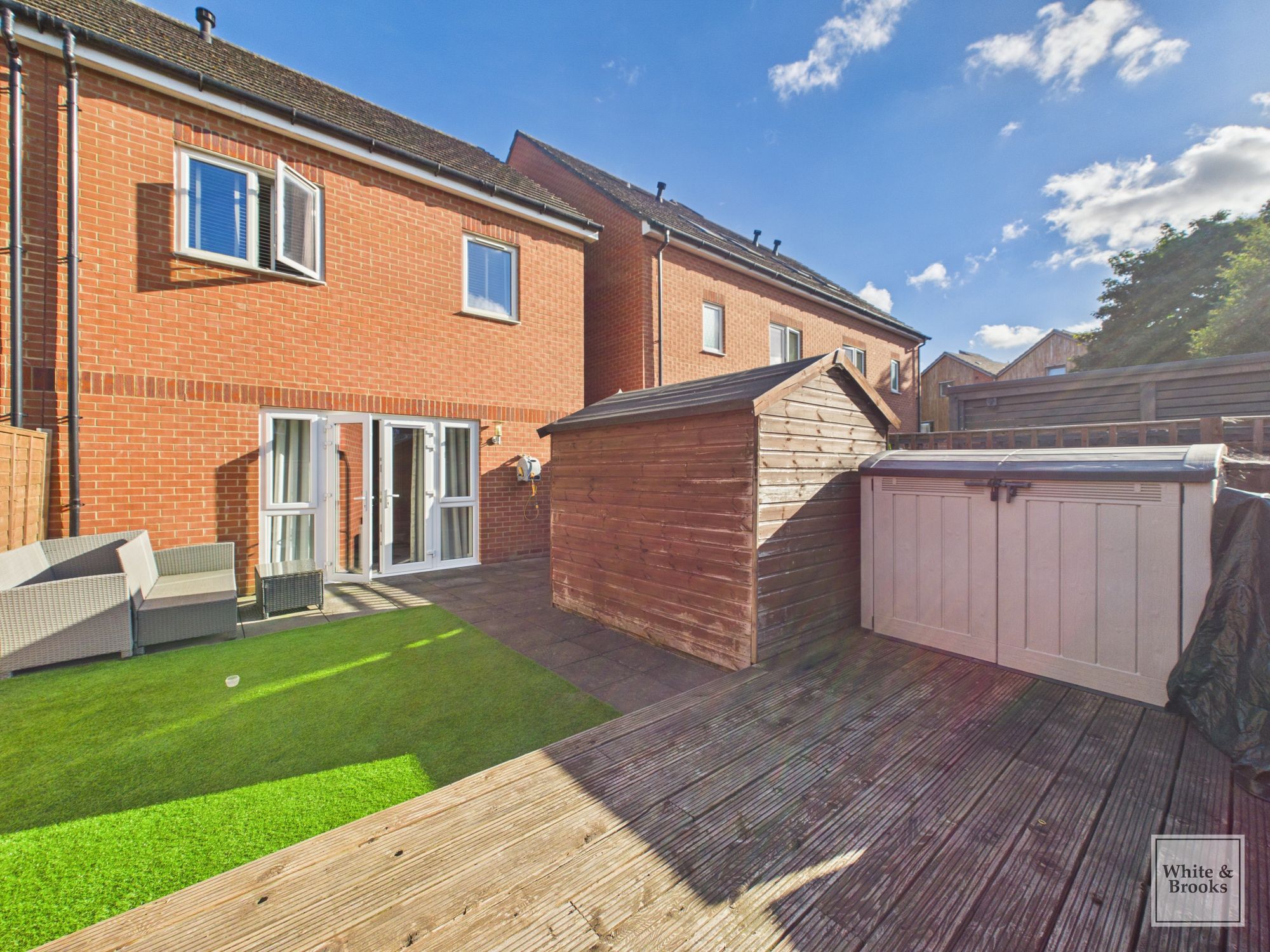 3 bed end of terrace house for sale in North Mead, Chichester, PO19 17