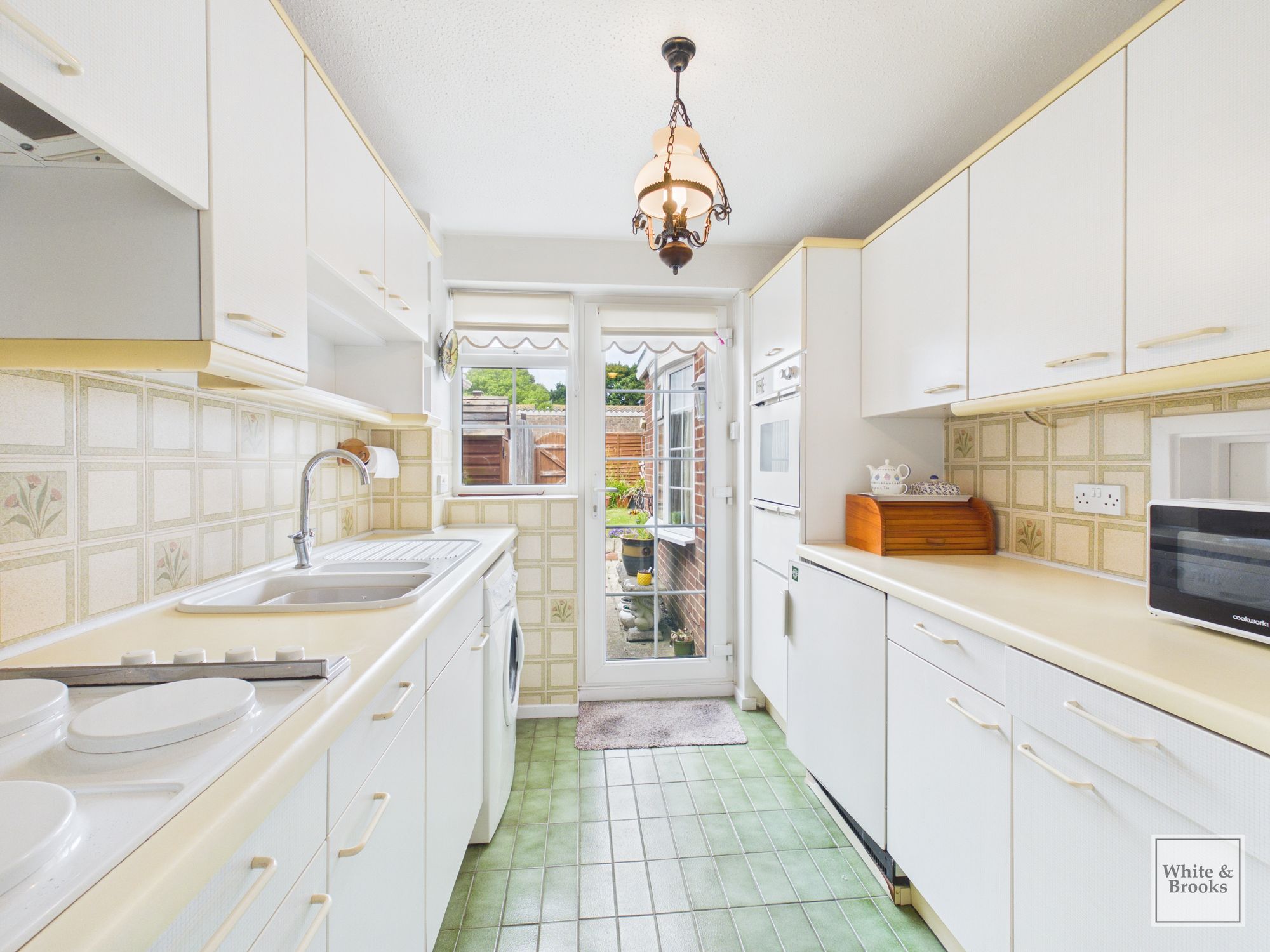 3 bed mid-terraced house for sale in Hewarts Lane, Aldwick, PO21  - Property Image 3