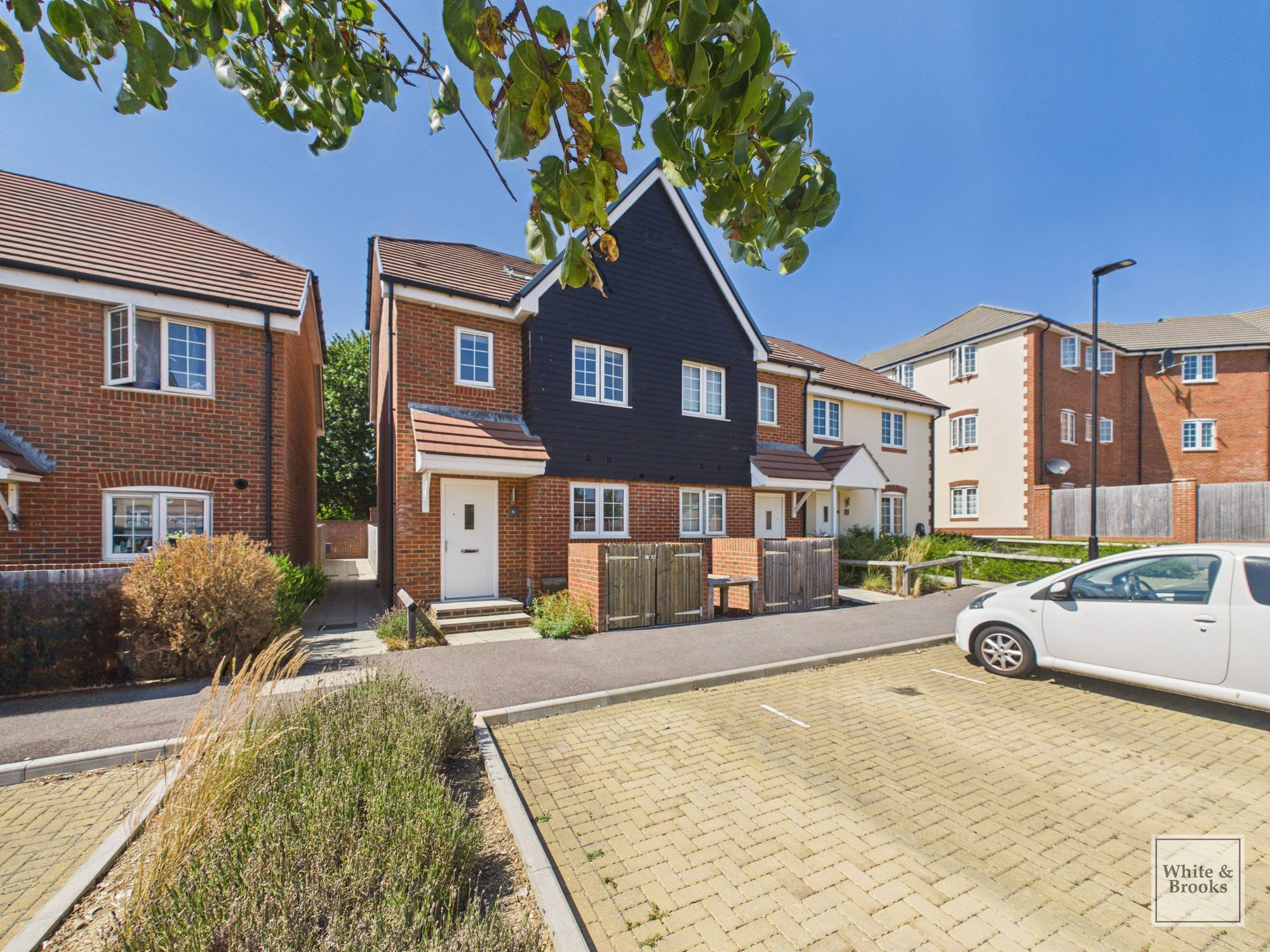 3 bed end of terrace house for sale in Woods Road, Chichester, PO19 24
