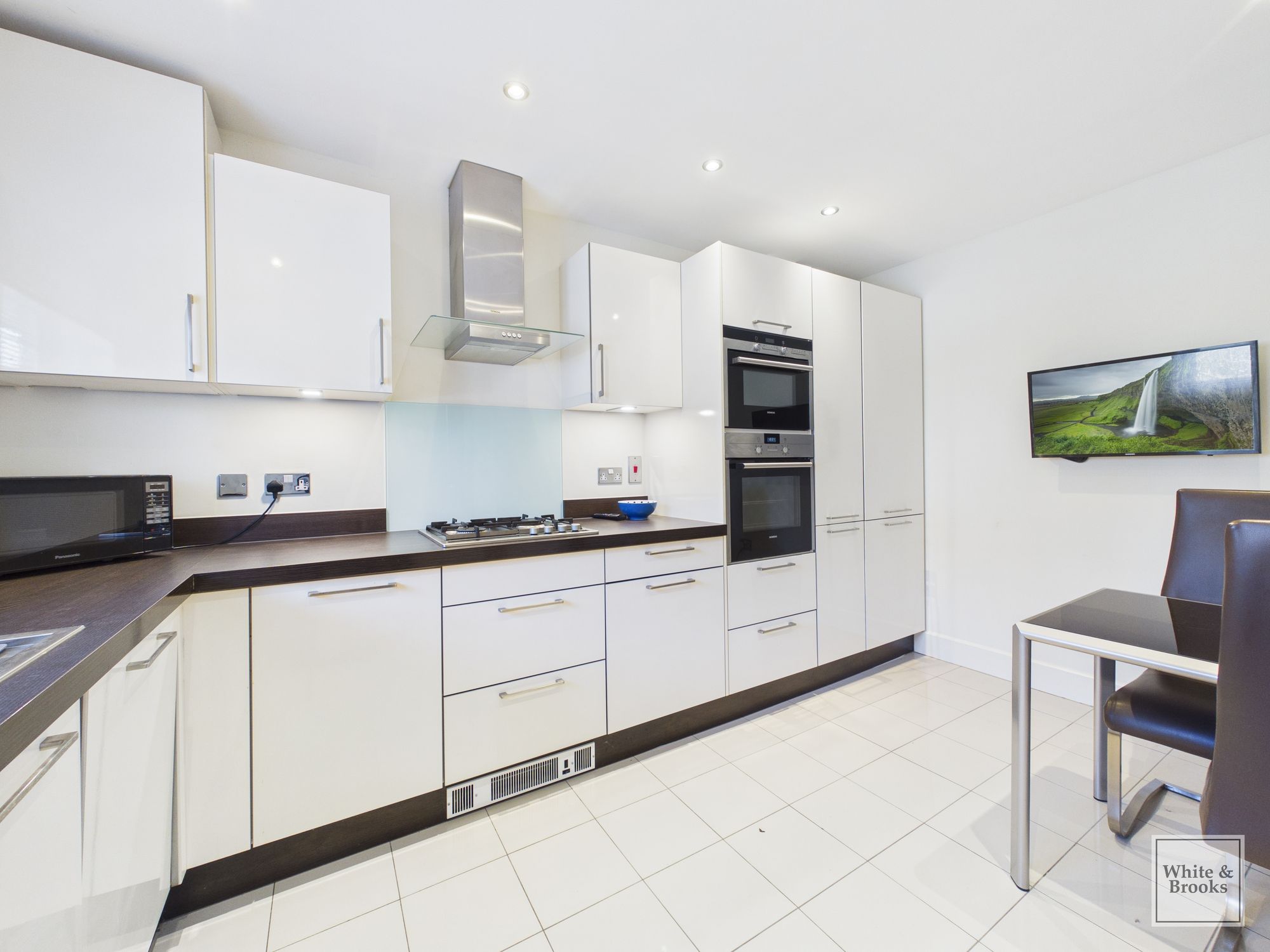 3 bed end of terrace house for sale in Meadow Close, Lavant, PO18 2