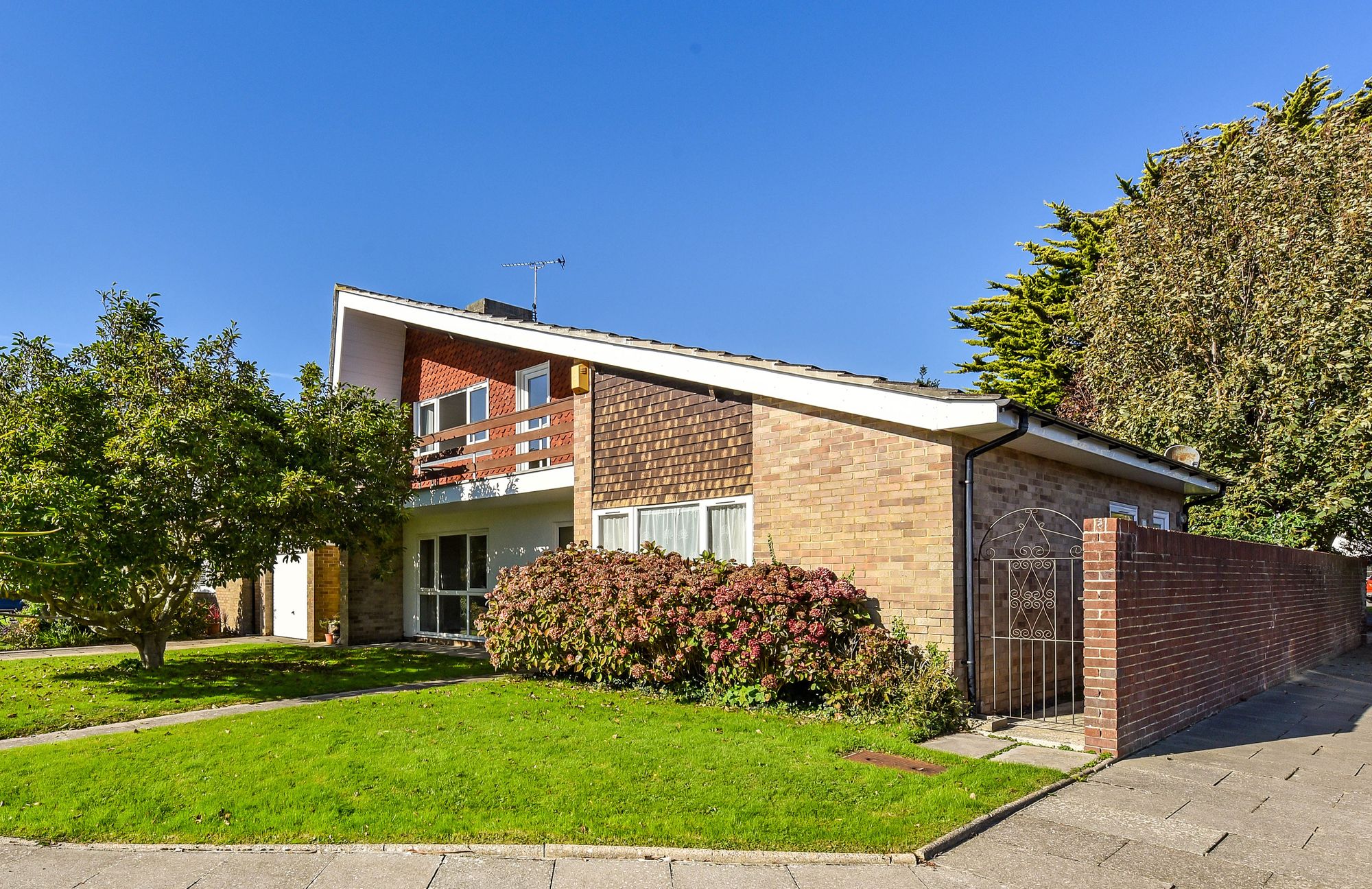 3 bed detached house for sale in Aldwick Place, Aldwick, PO21 4AD - Property Image 1