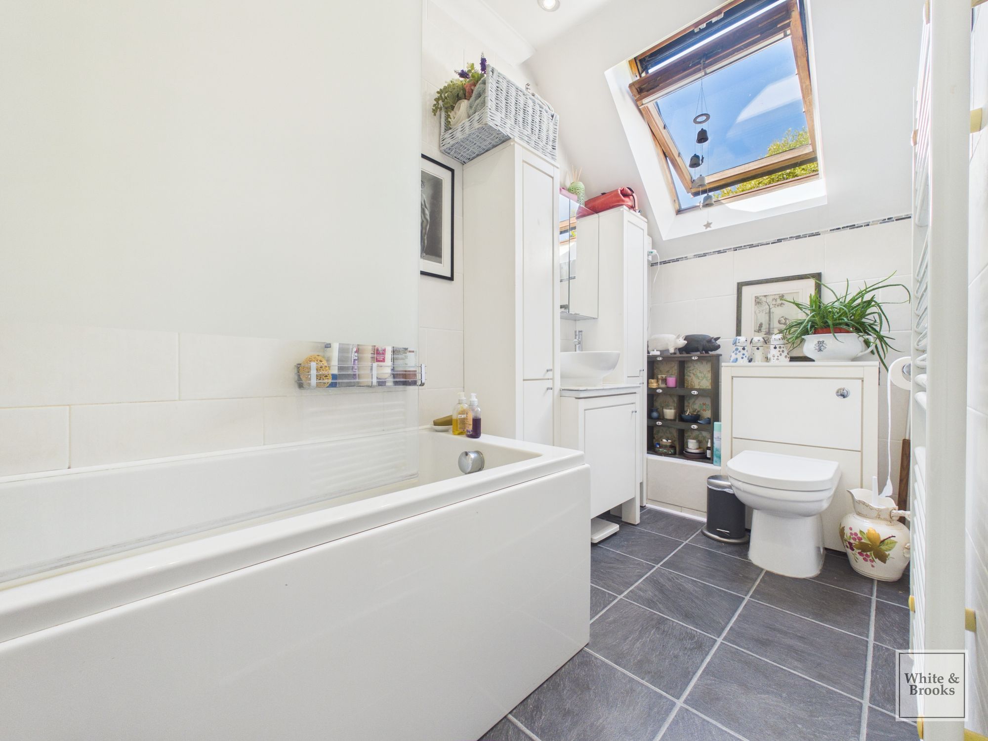 2 bed apartment for sale in The Hornet, Chichester, PO19  - Property Image 10