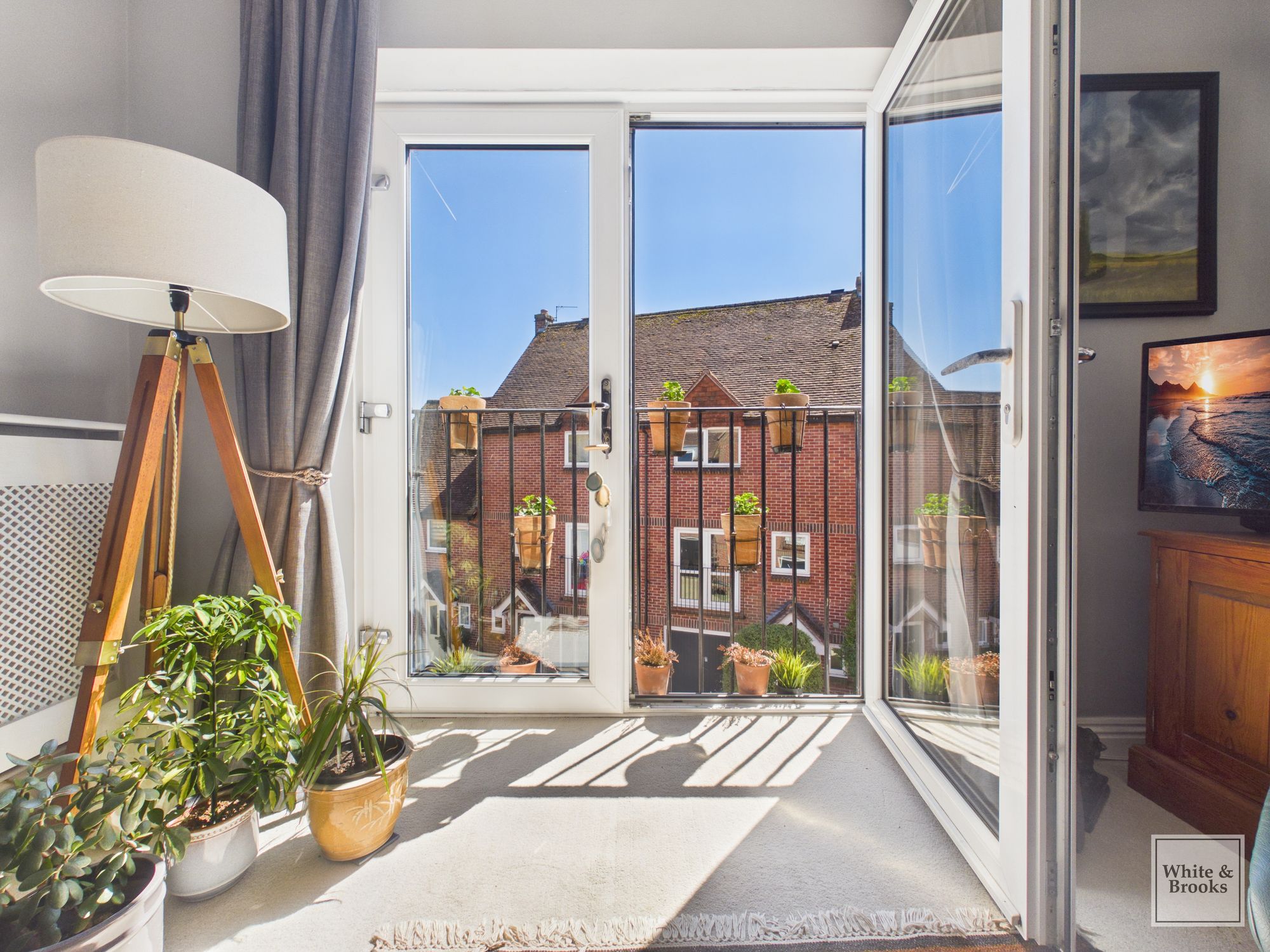 2 bed apartment for sale in The Hornet, Chichester, PO19  - Property Image 4