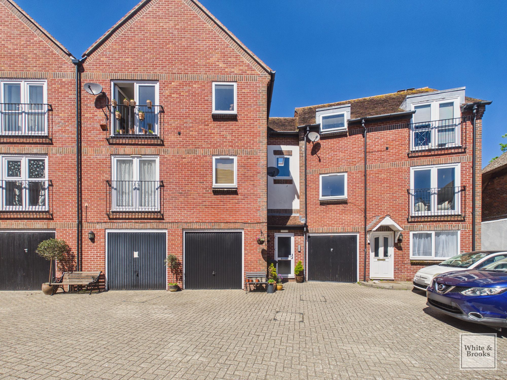 2 bed apartment for sale in The Hornet, Chichester, PO19  - Property Image 1