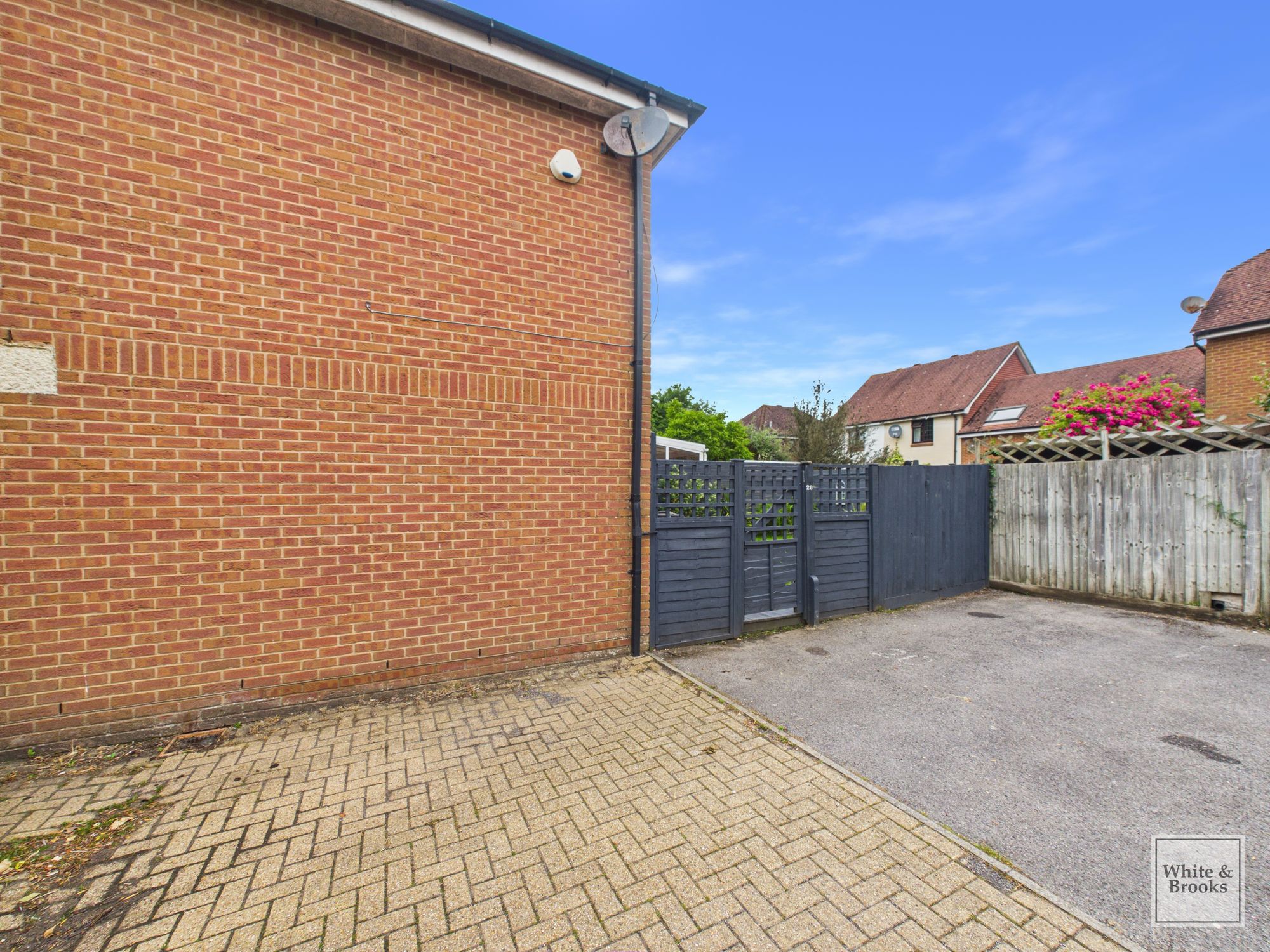3 bed end of terrace house for sale in Mosse Gardens, Chichester, PO19 14