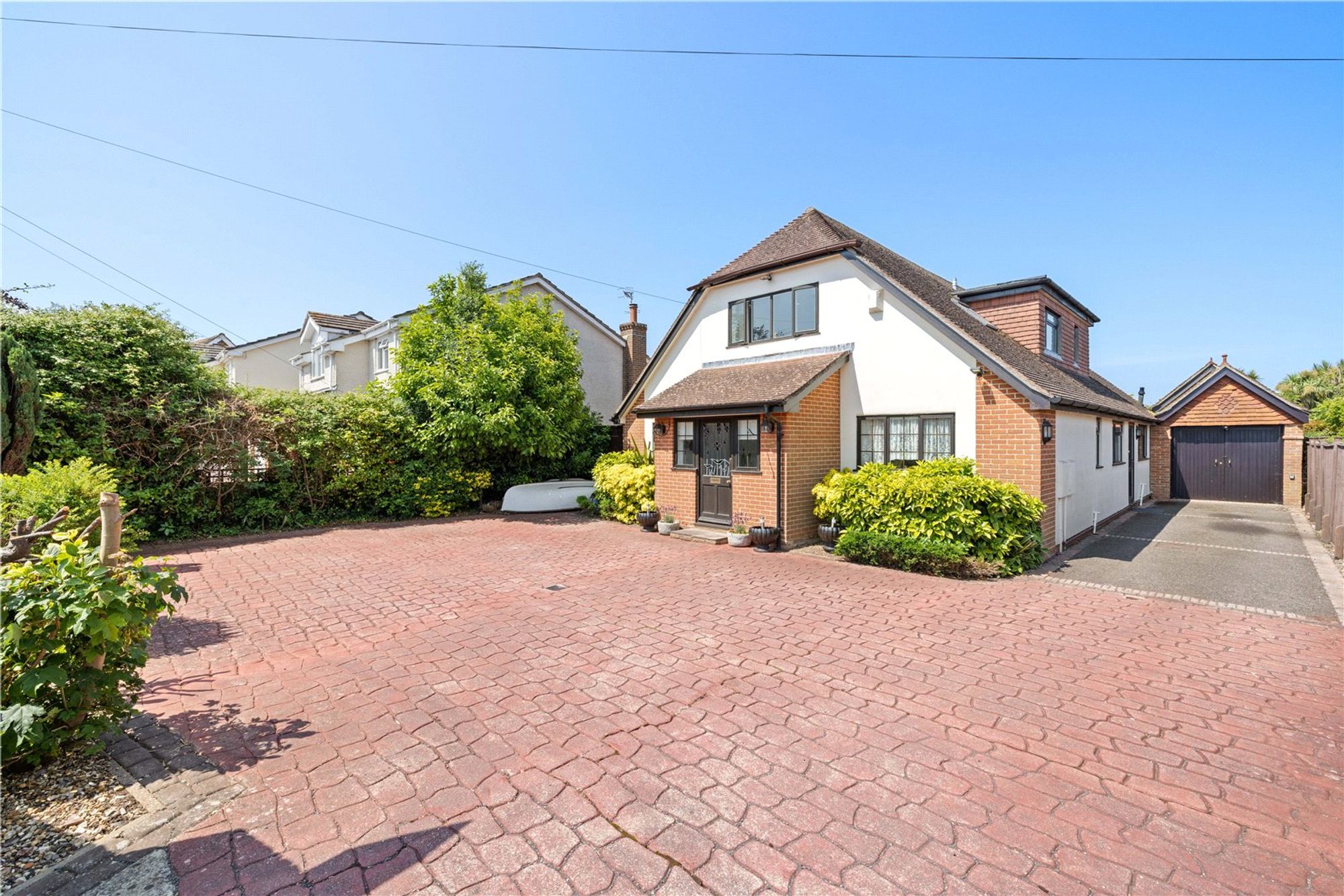 Well presented detached chalet style house, with the benefit of an adjoining annexe, situated in the sought after village of Nyetimber and offered...
