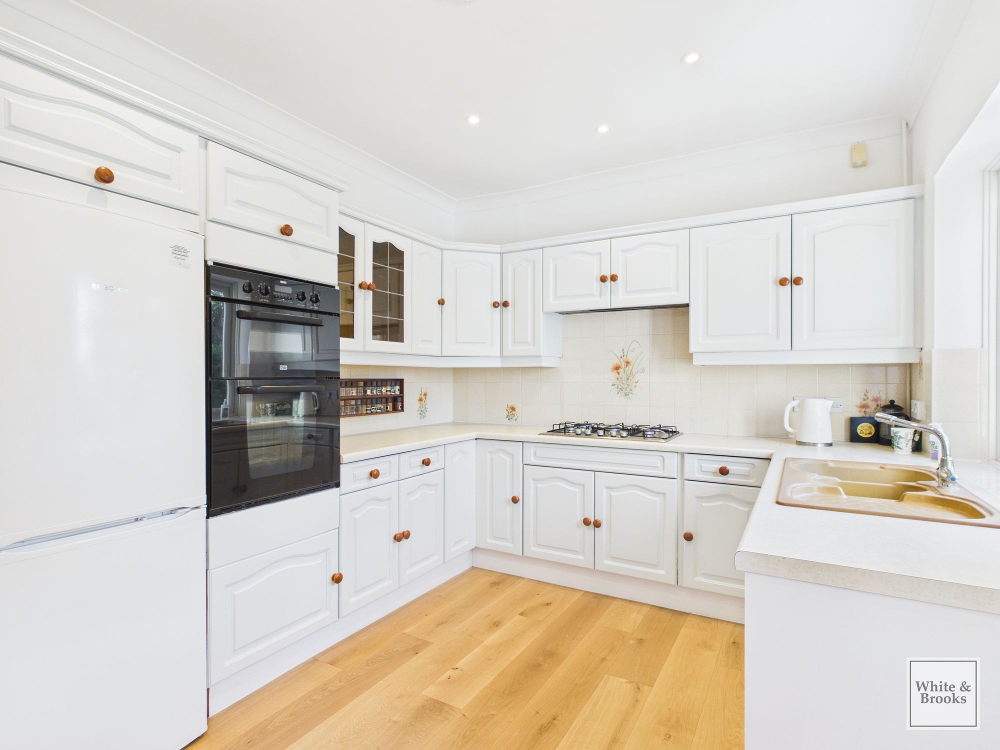 4 bed chalet for sale in The Causeway, Bognor Regis, PO21  - Property Image 3