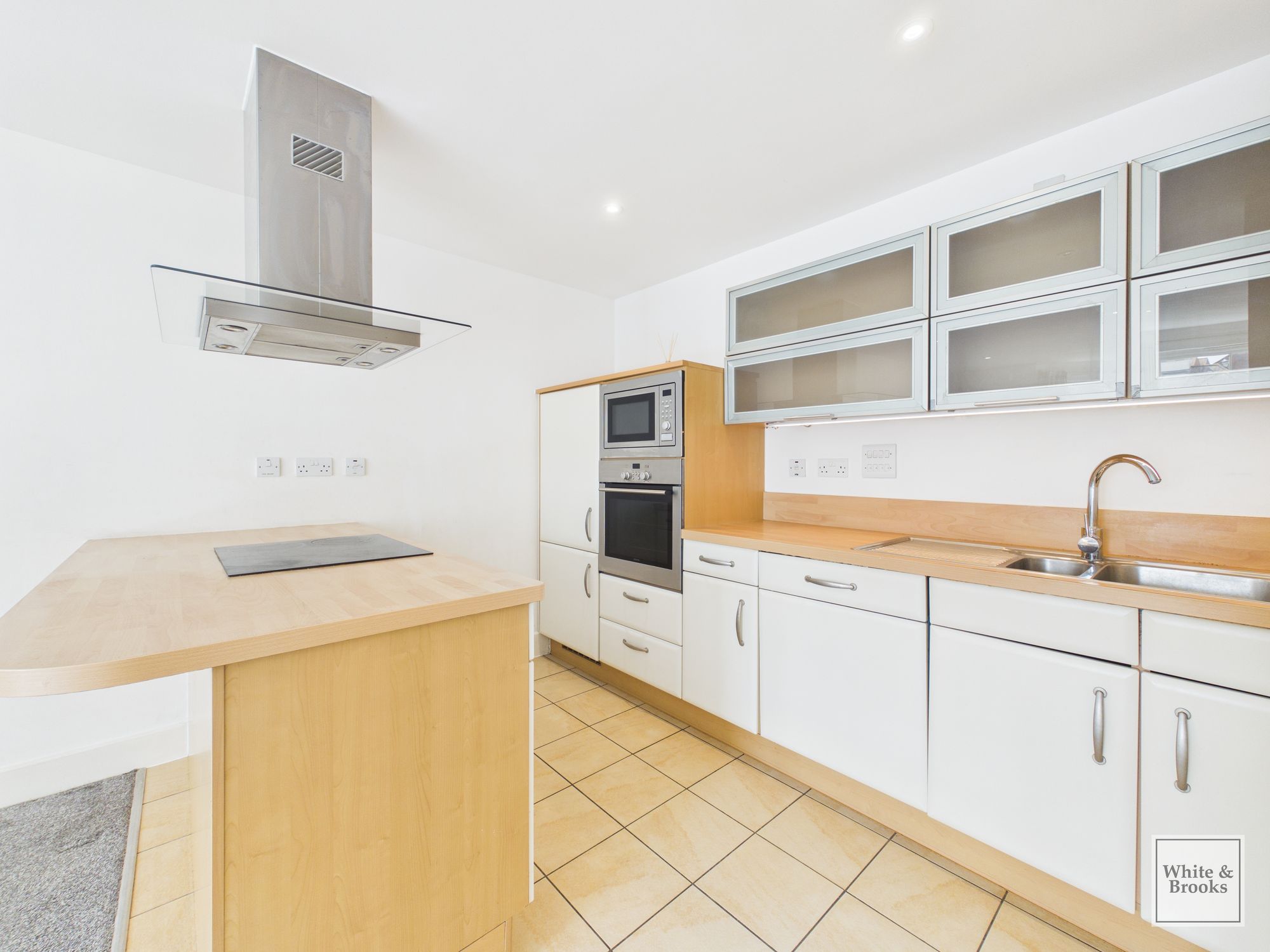 2 bed apartment for sale in St. Agnes Place, Chichester, PO19  - Property Image 3