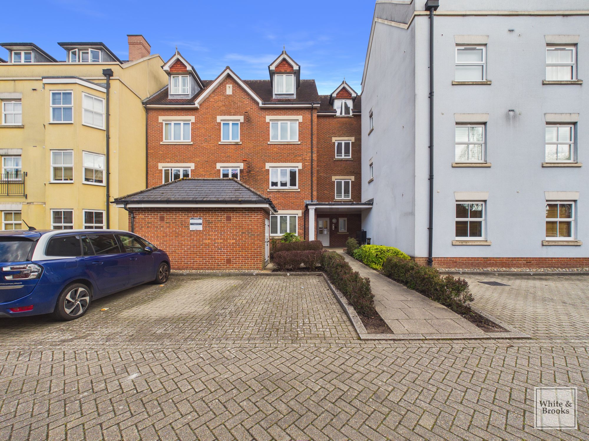 2 bed apartment for sale in St. Agnes Place, Chichester, PO19 - Property Image 1