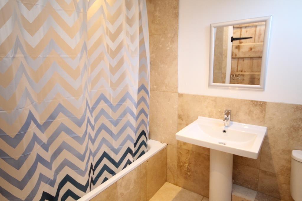 4 bed flat to rent in Dowry Square, Bristol 9