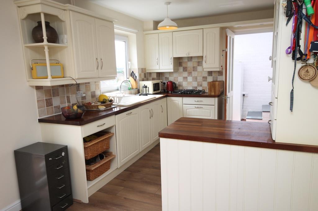 3 bed house to rent in South Hayes, Bristol 2