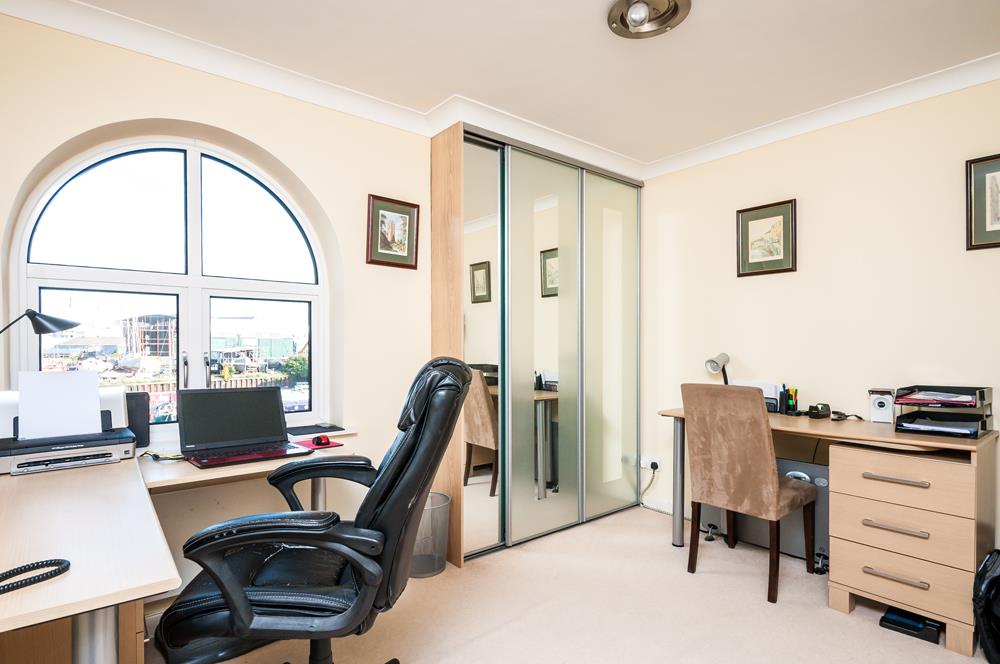 3 bed flat for sale in Cumberland Close, Bristol 10