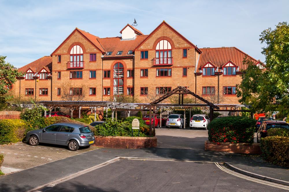 3 bed flat for sale in Cumberland Close, Bristol 15