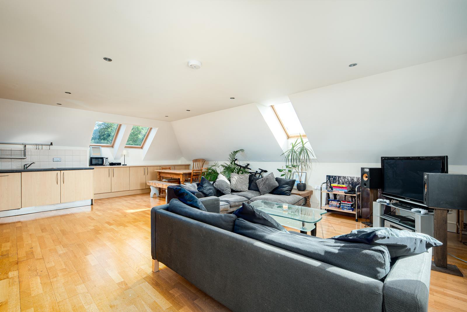 3 bed flat to rent in Elmdale Road, Bristol  - Property Image 2