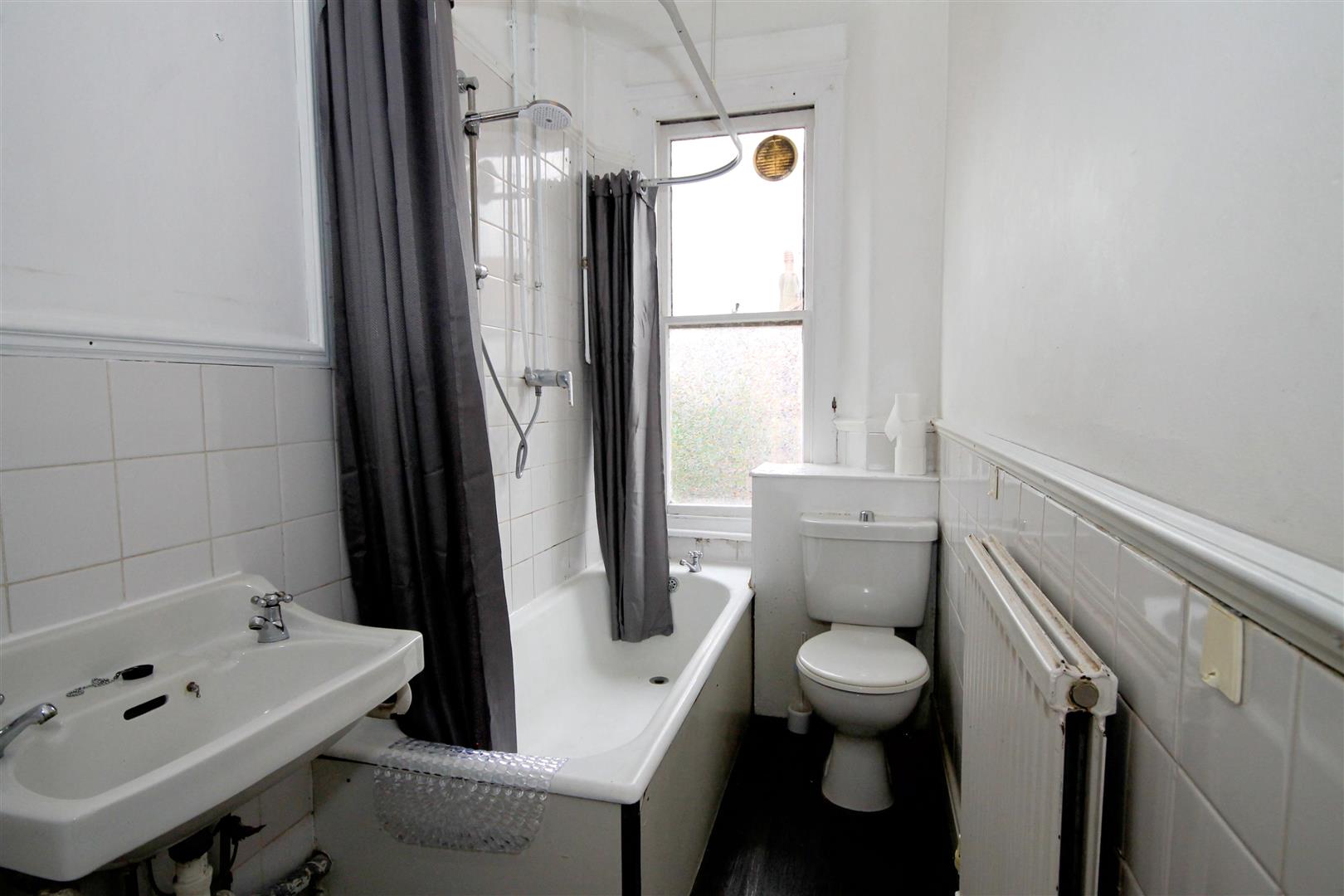 4 bed terraced house to rent in Monk Road, Bristol 8