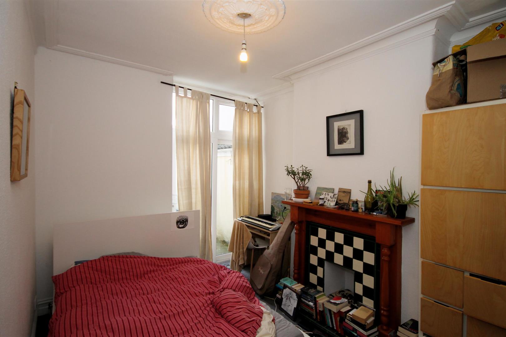 6 bed terraced house to rent in Court Road, Bristol 2