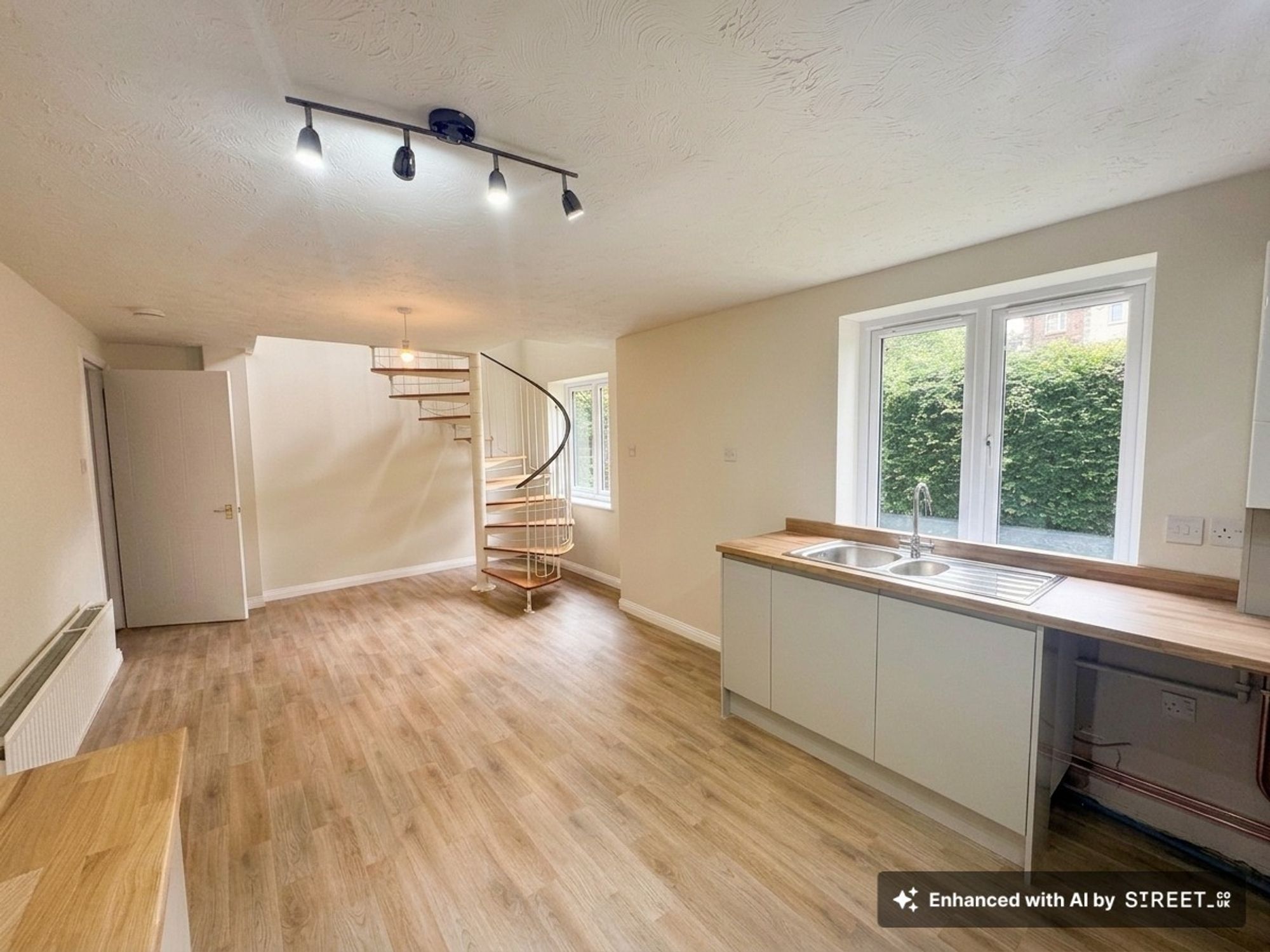 2 bed flat to rent in Trinity Road, Taunton, TA1 4