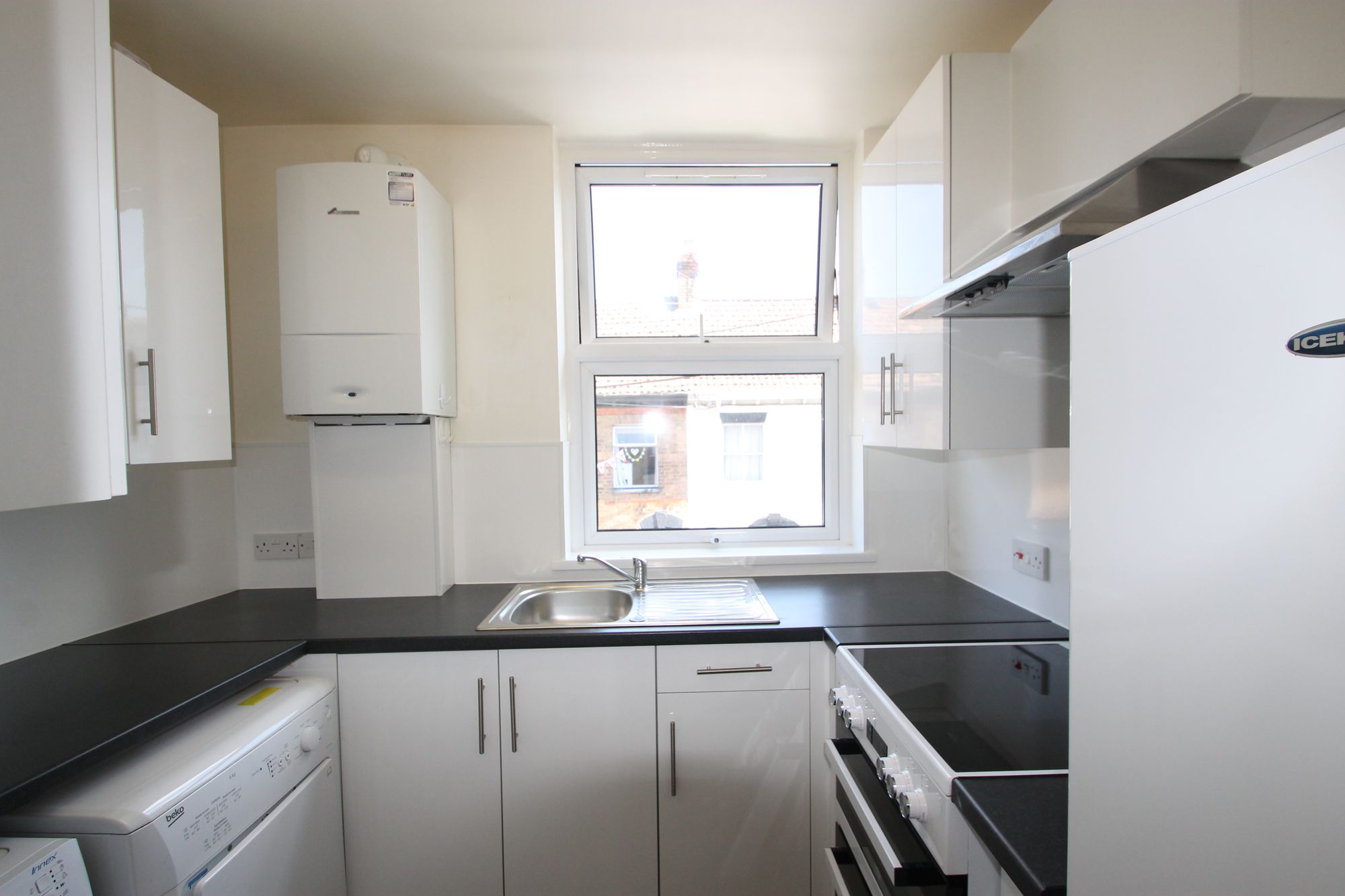 1 bed flat to rent in Albemarle Road, Taunton, TA1  - Property Image 2
