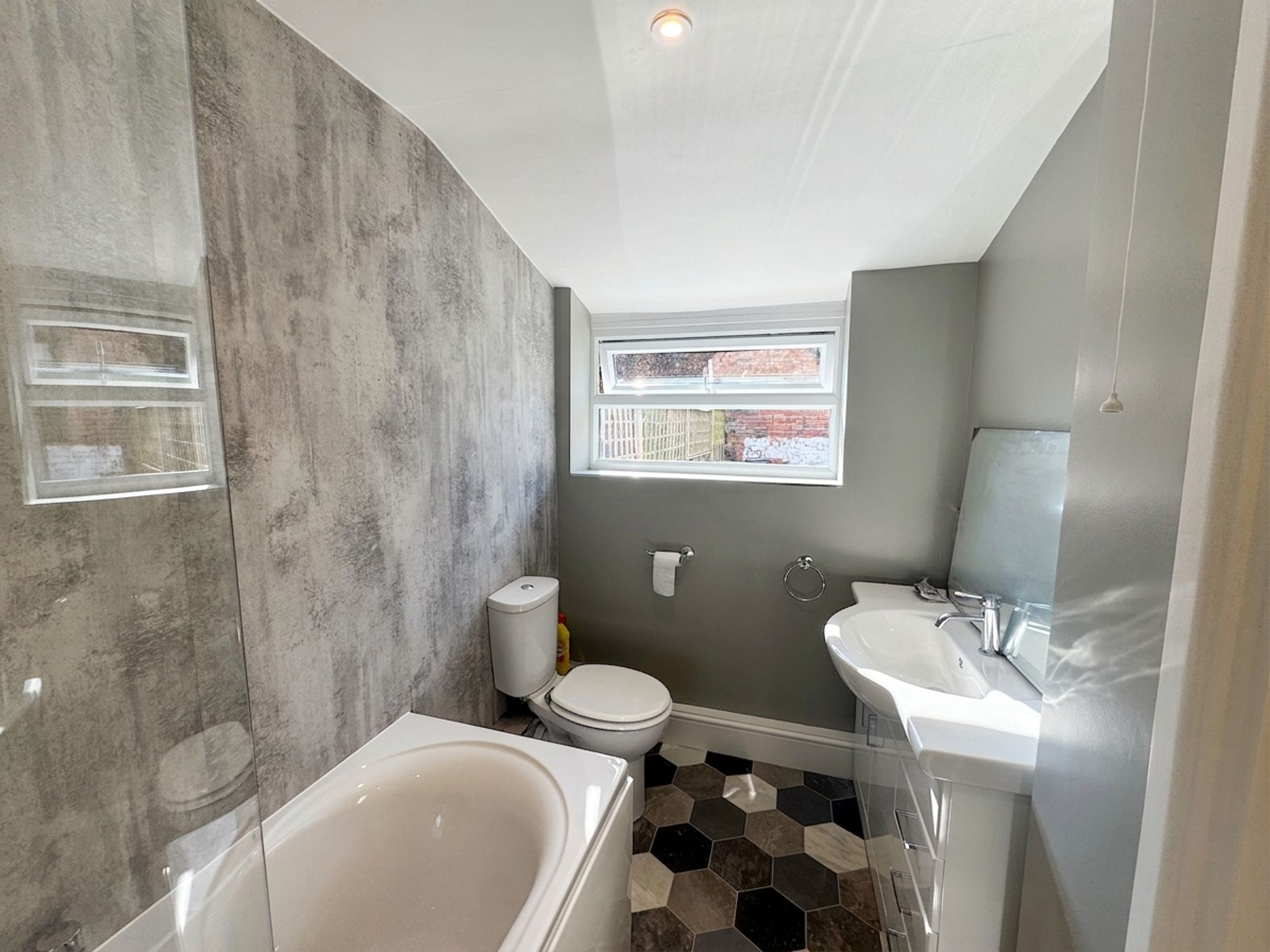 3 bed house to rent in St. Augustine Street, Taunton, TA1 8