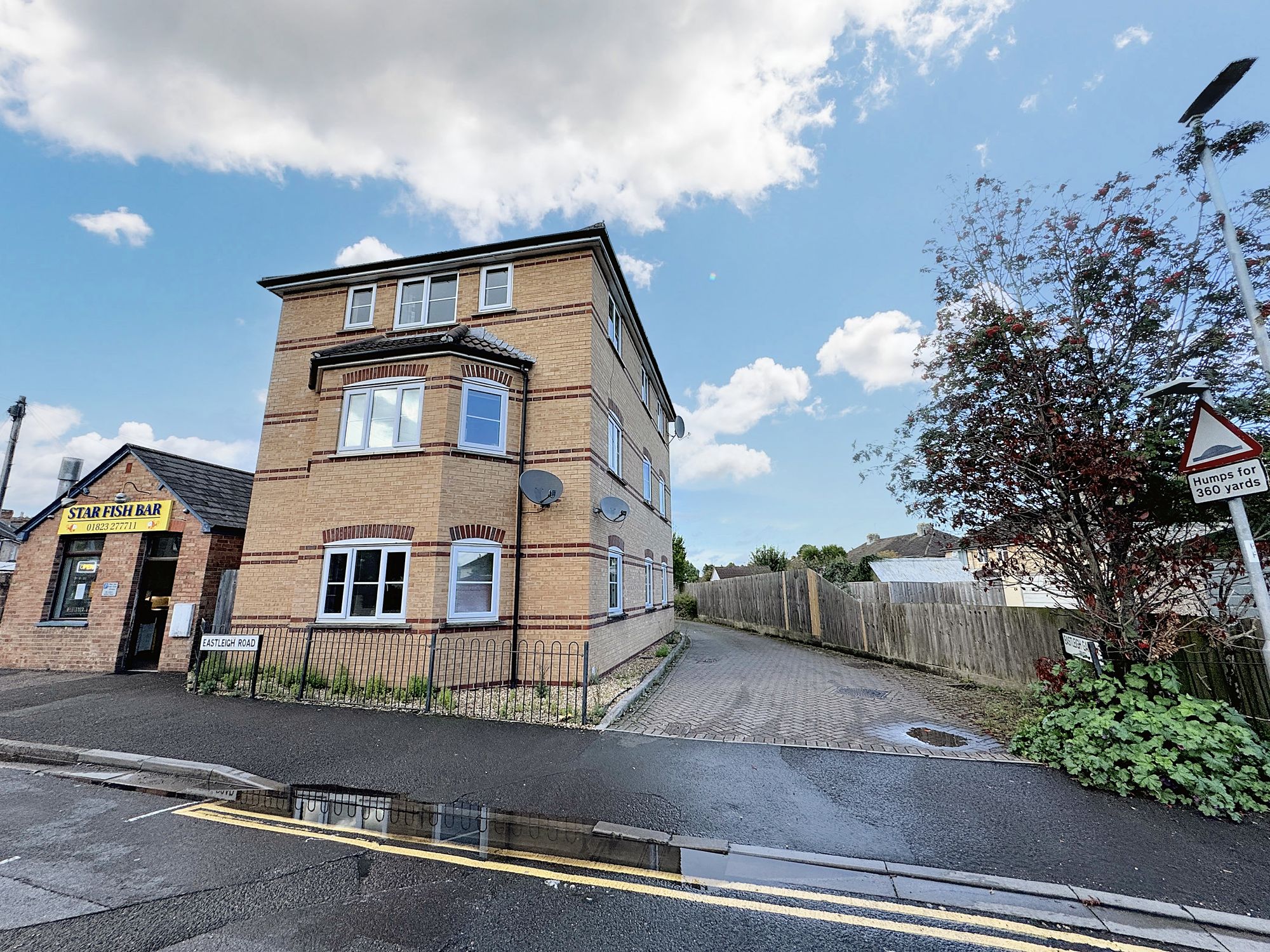 2 bed apartment to rent in Eastleigh Road, Taunton, TA1 - Property Image 1