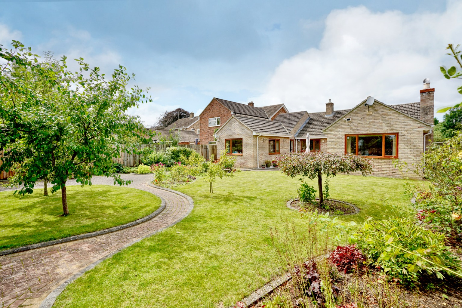 3 bed detached bungalow for sale in Earith Road, Cambridge - Property Image 1