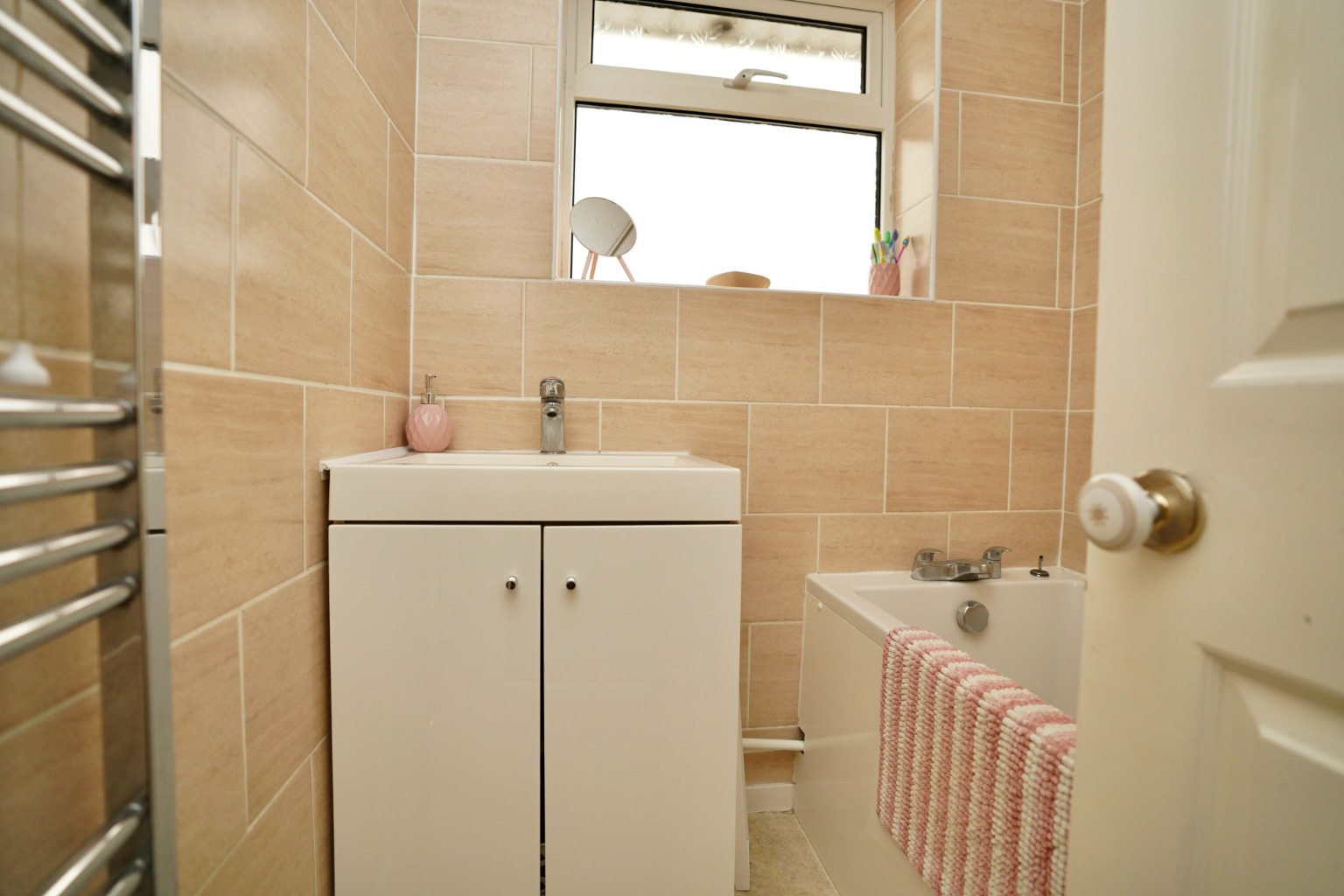 3 bed detached bungalow for sale in Turvers Lane, Huntingdon 6