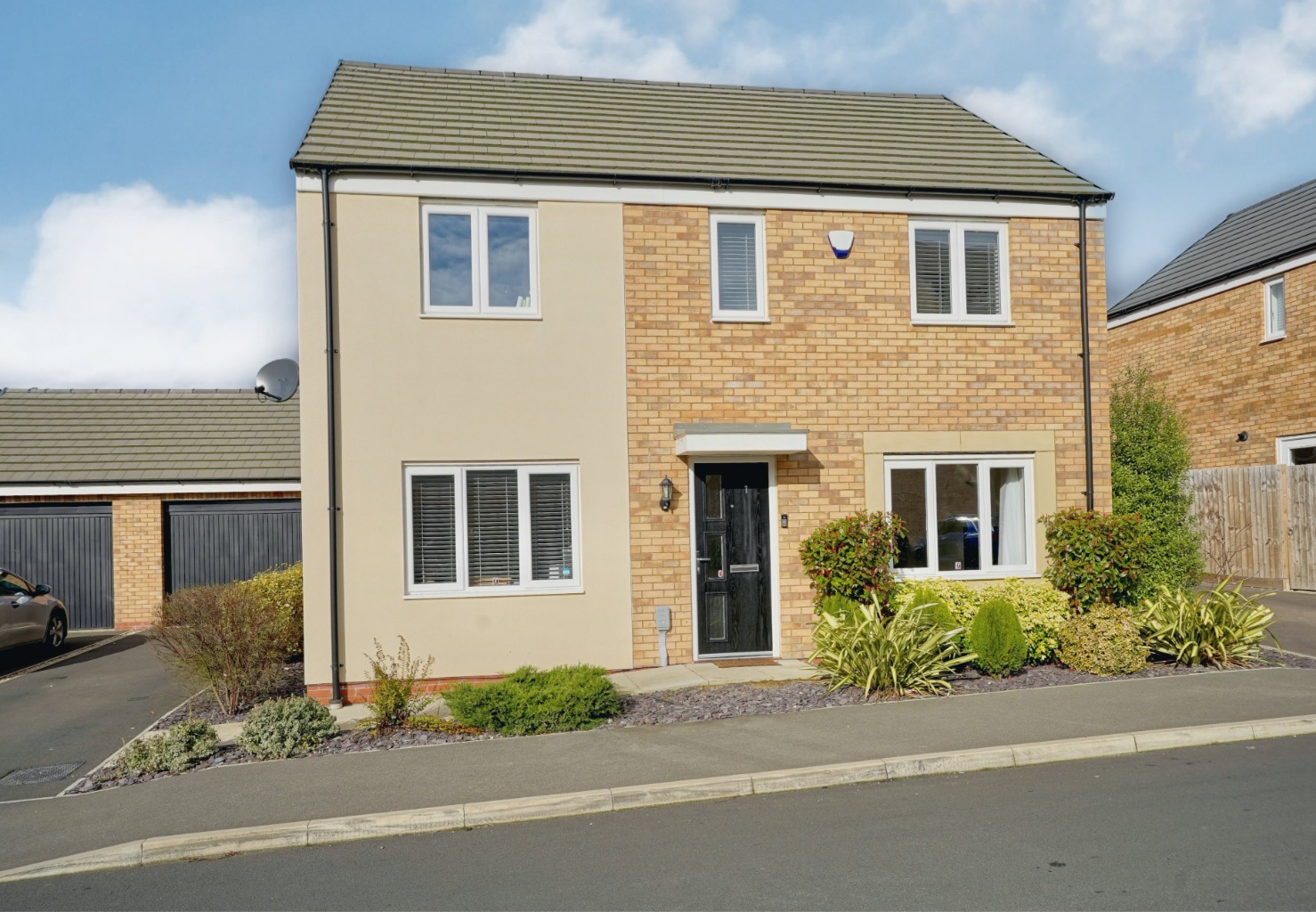 4 bed detached house for sale in Bloomfield Drive, Huntingdon  - Property Image 1