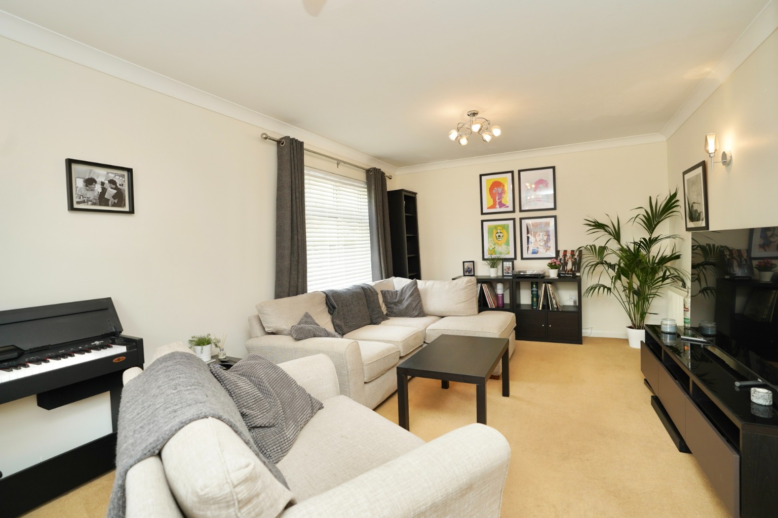 4 bed detached house for sale in Pitfield Close, Huntingdon 7