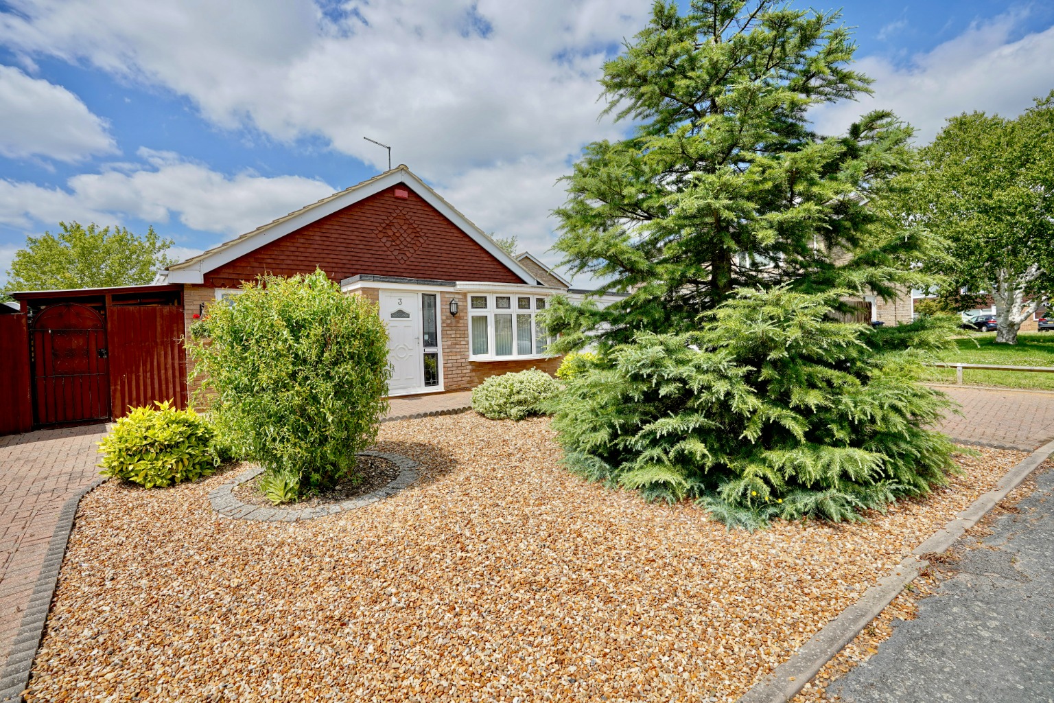 3 bed detached bungalow for sale in Chestnut Close, Huntingdon 14
