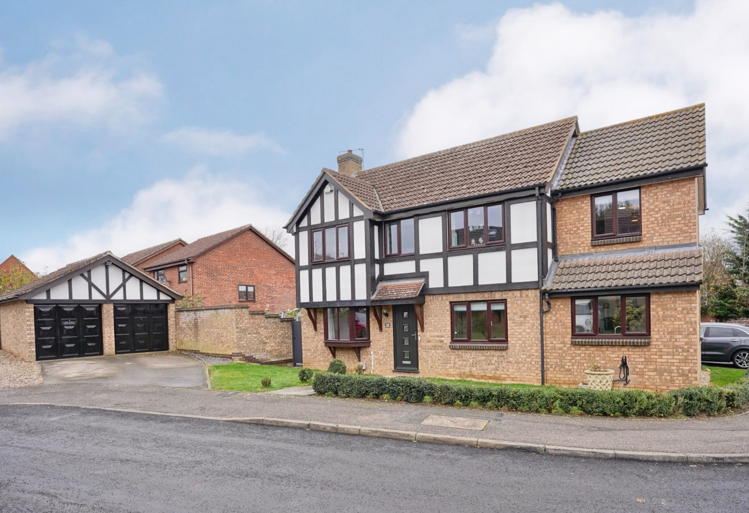 5 bed detached house for sale in Hamden Way, Cambridge  - Property Image 1