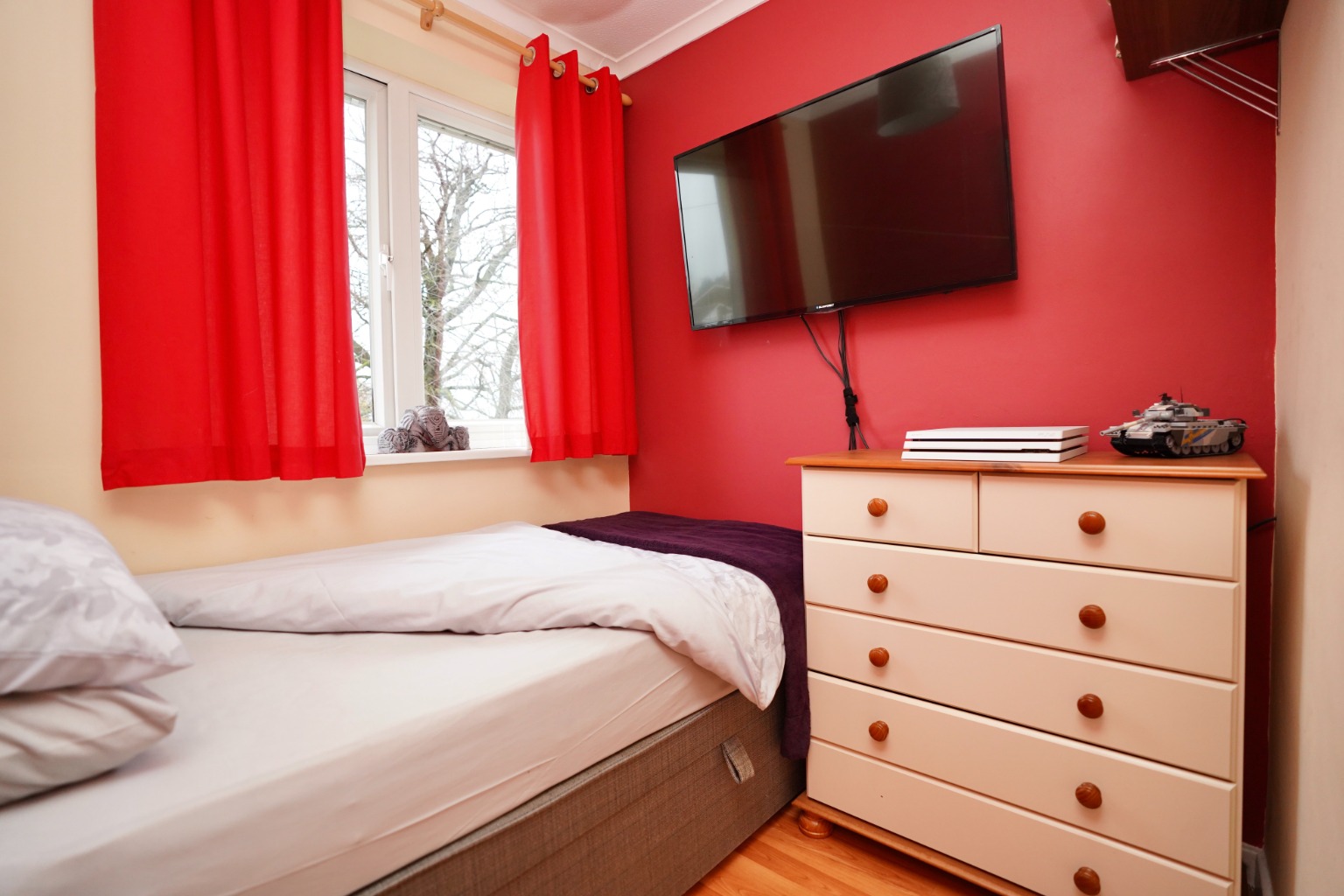 3 bed end of terrace house for sale in Lancelot Way, Huntingdon 9