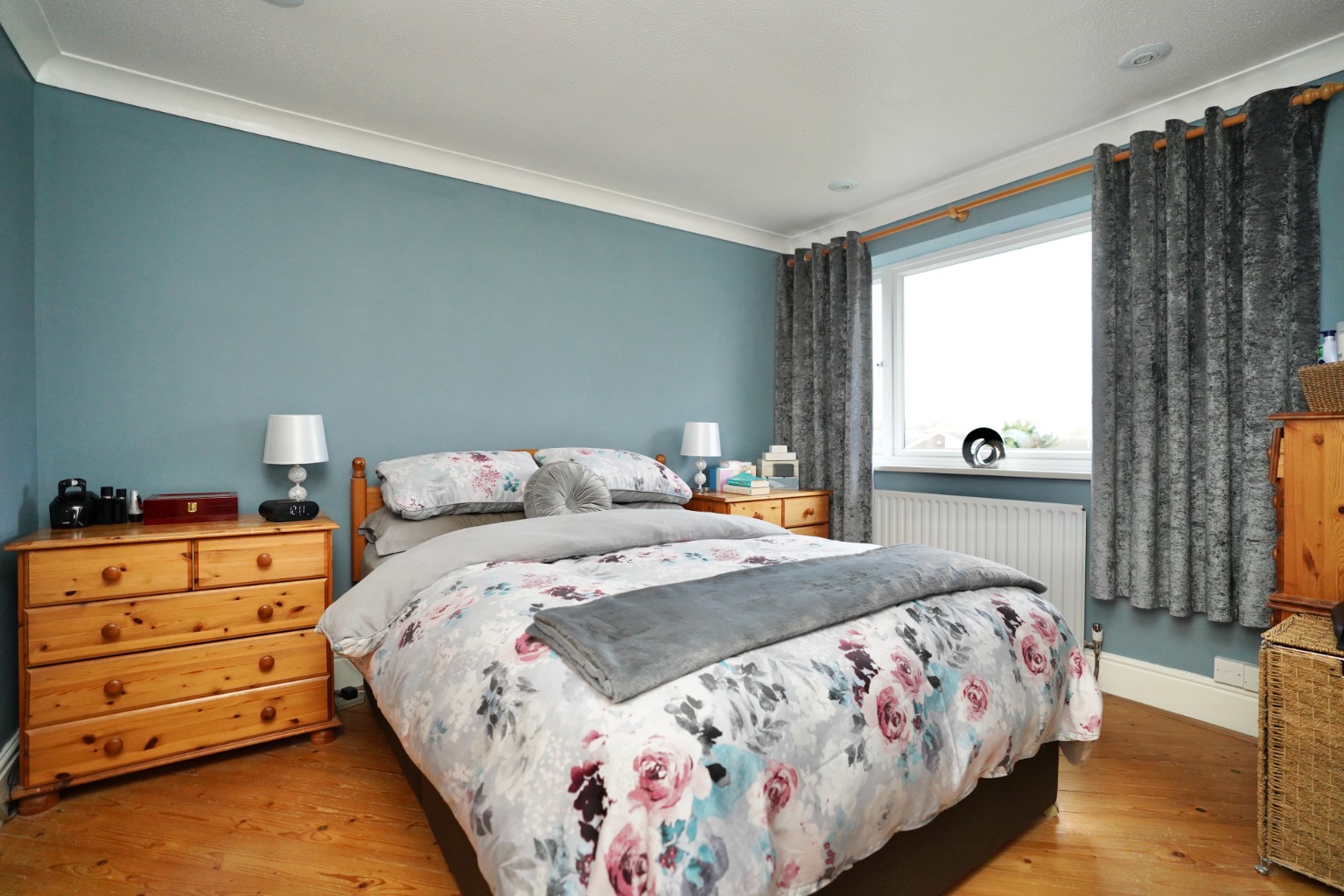 3 bed end of terrace house for sale in Lancelot Way, Huntingdon 2