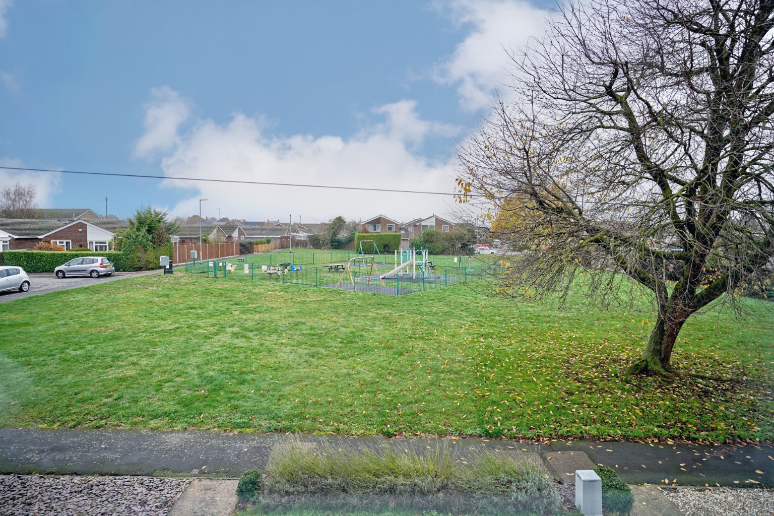 3 bed end of terrace house for sale in Lancelot Way, Huntingdon  - Property Image 14