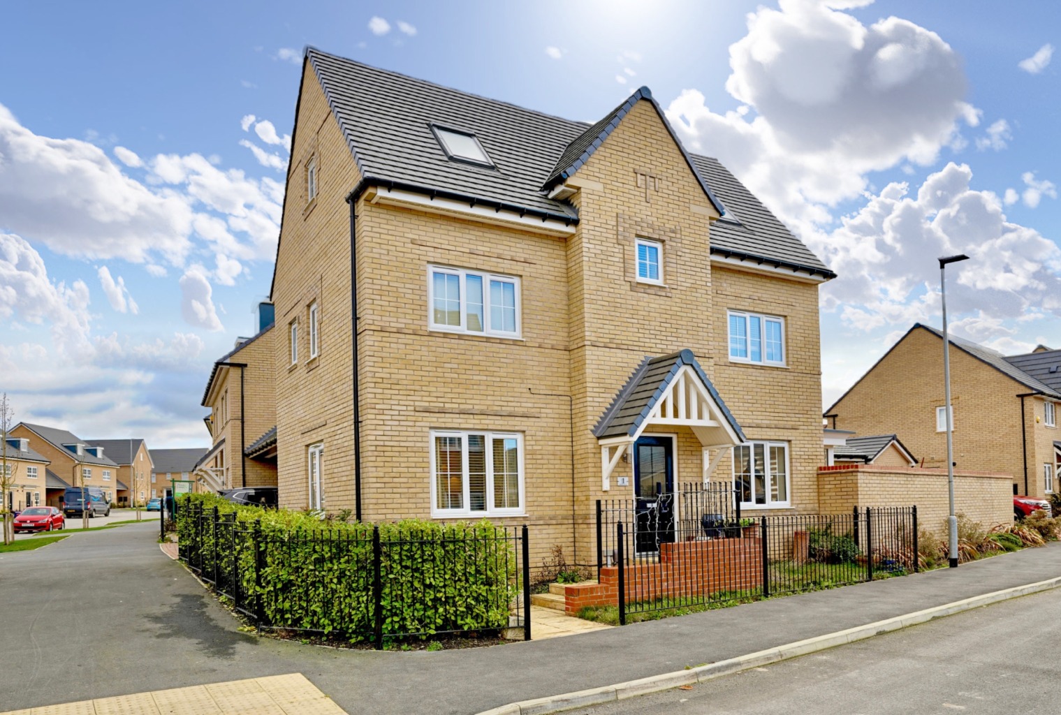 4 bed link detached house for sale in Innkeeper Way, Huntingdon  - Property Image 1