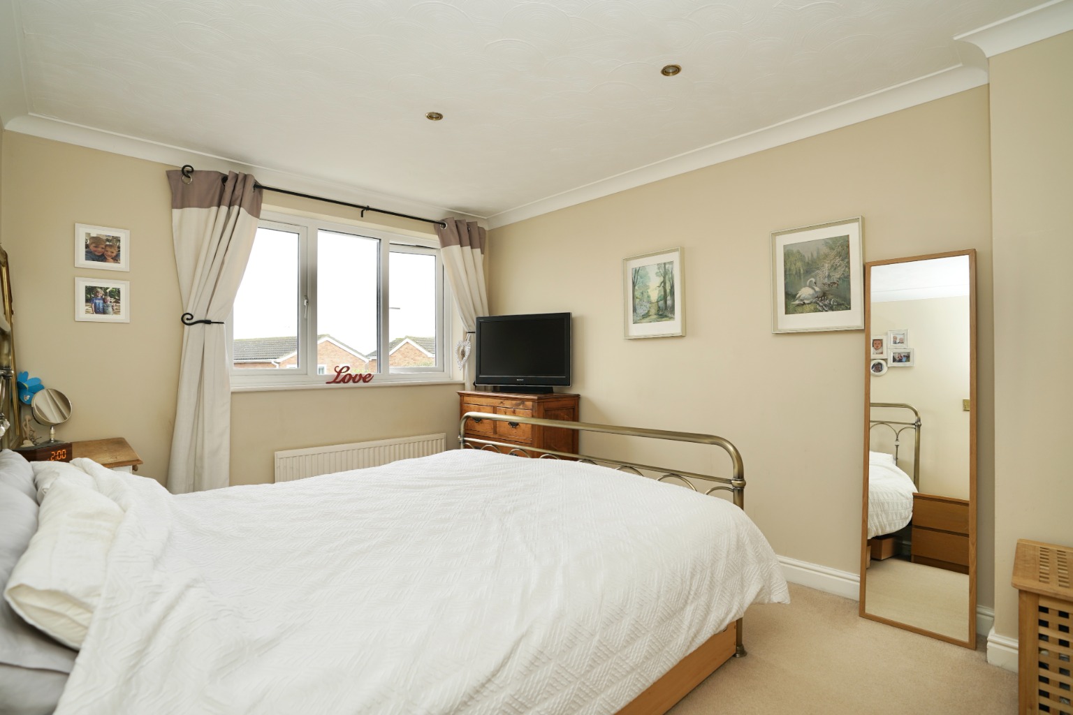 4 bed detached house for sale in The Sycamores, Huntingdon  - Property Image 8