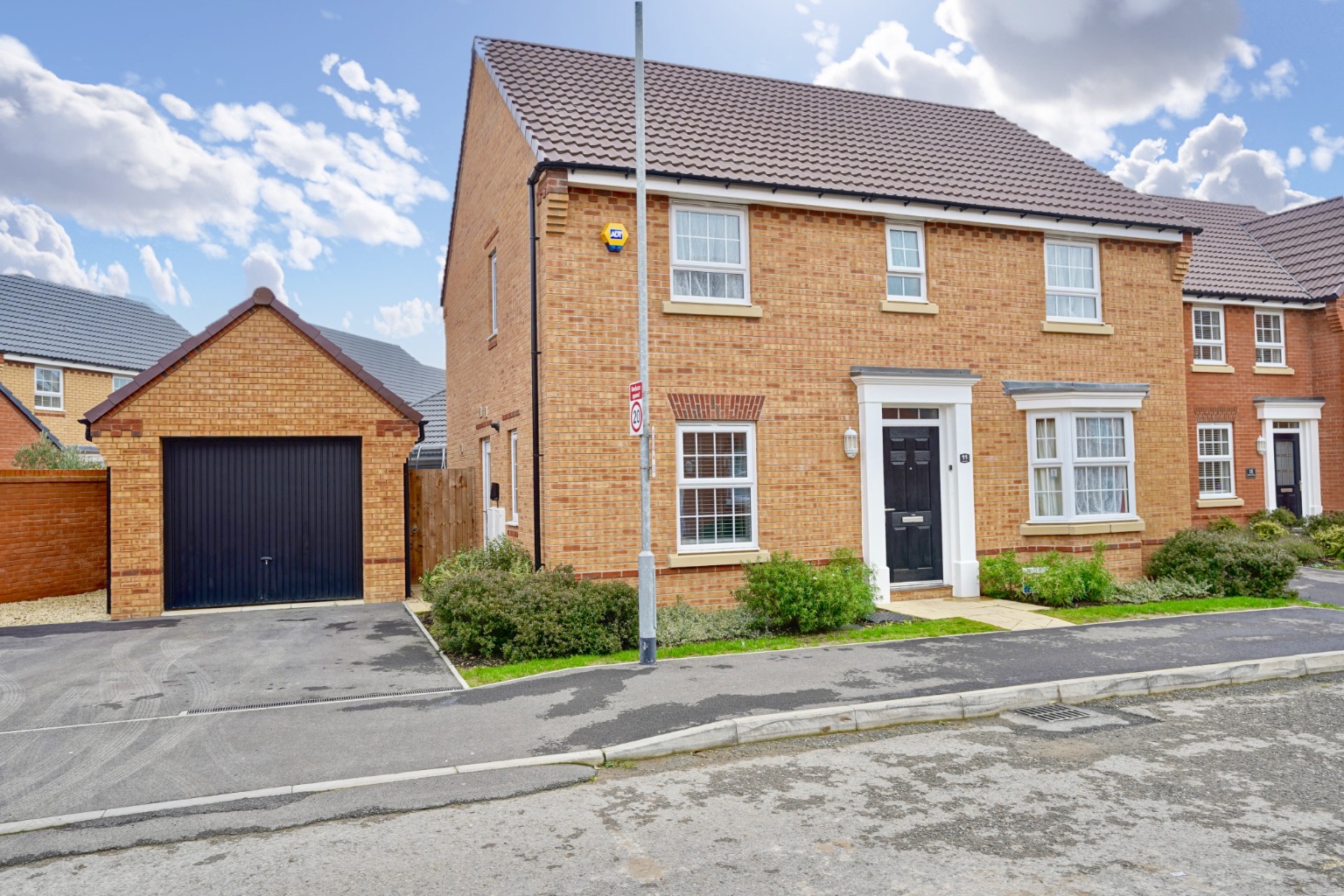 4 bed detached house for sale in Saxon Way, Huntingdon 1