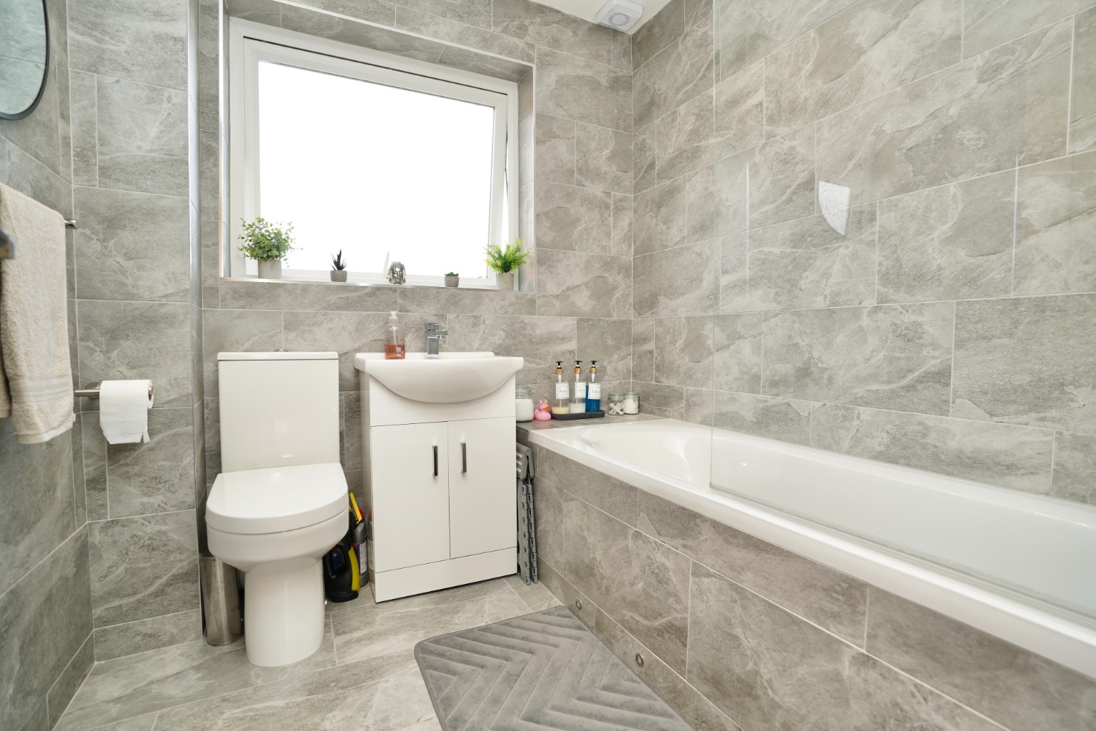 3 bed link detached house for sale in The Paddock, Huntingdon 9