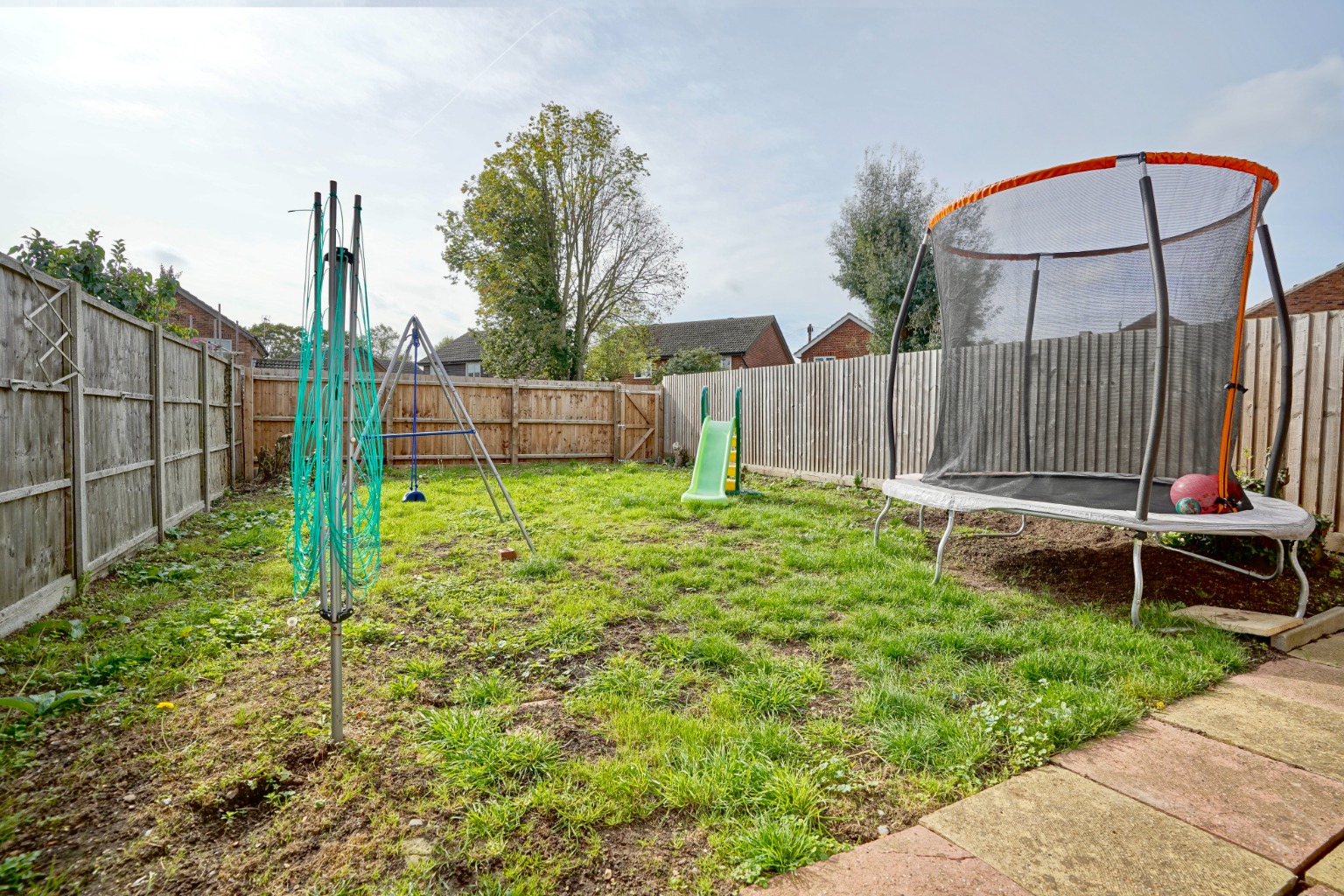 3 bed link detached house for sale in The Paddock, Huntingdon 10