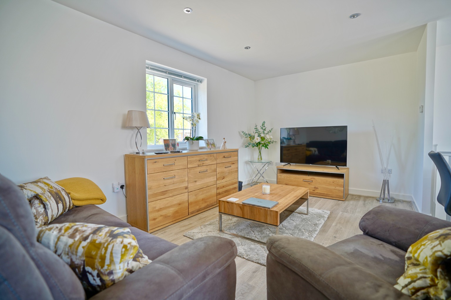 2 bed detached house for sale in Central Avenue, Huntingdon 2
