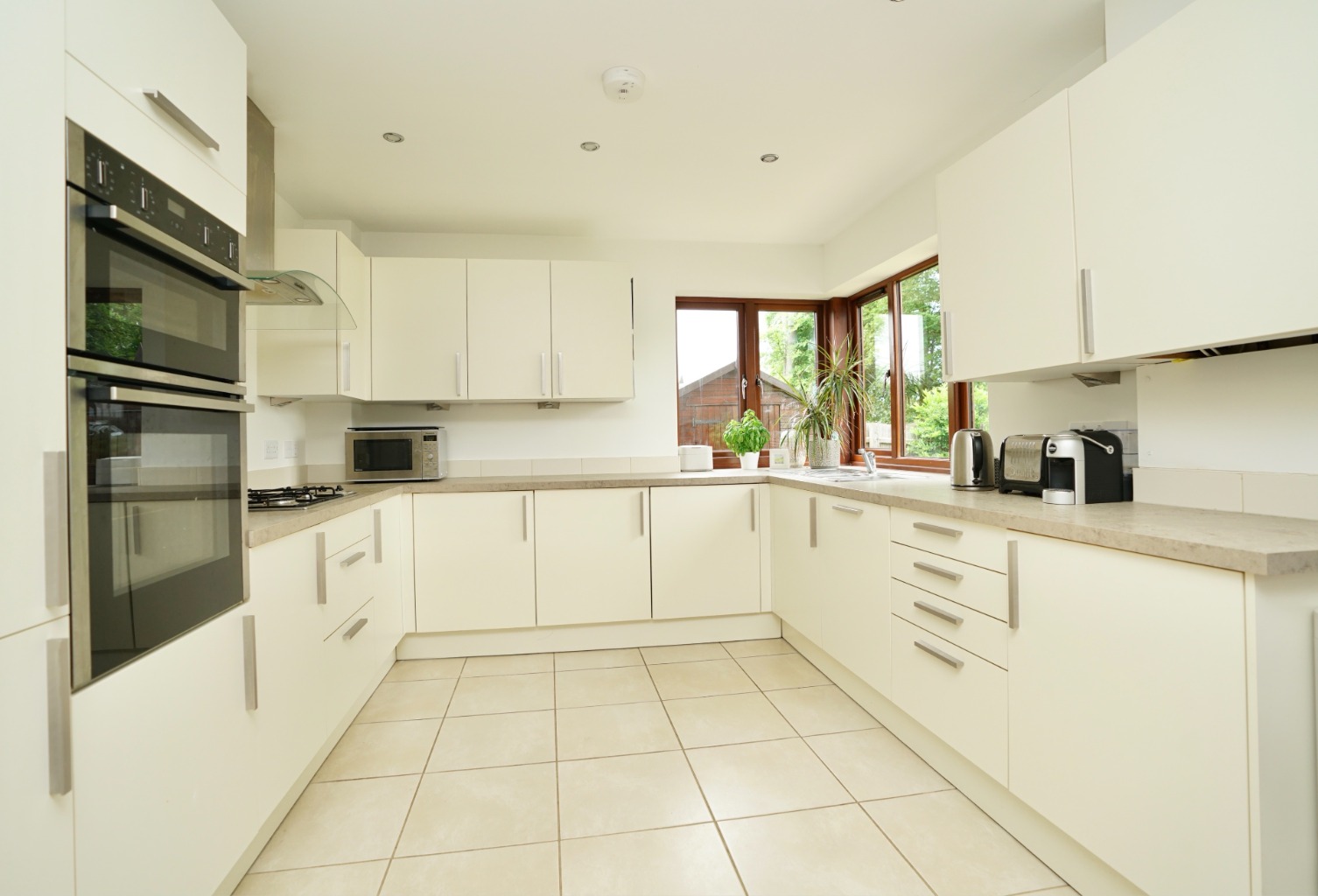 3 bed end of terrace house for sale in Garner Close, Huntingdon  - Property Image 2