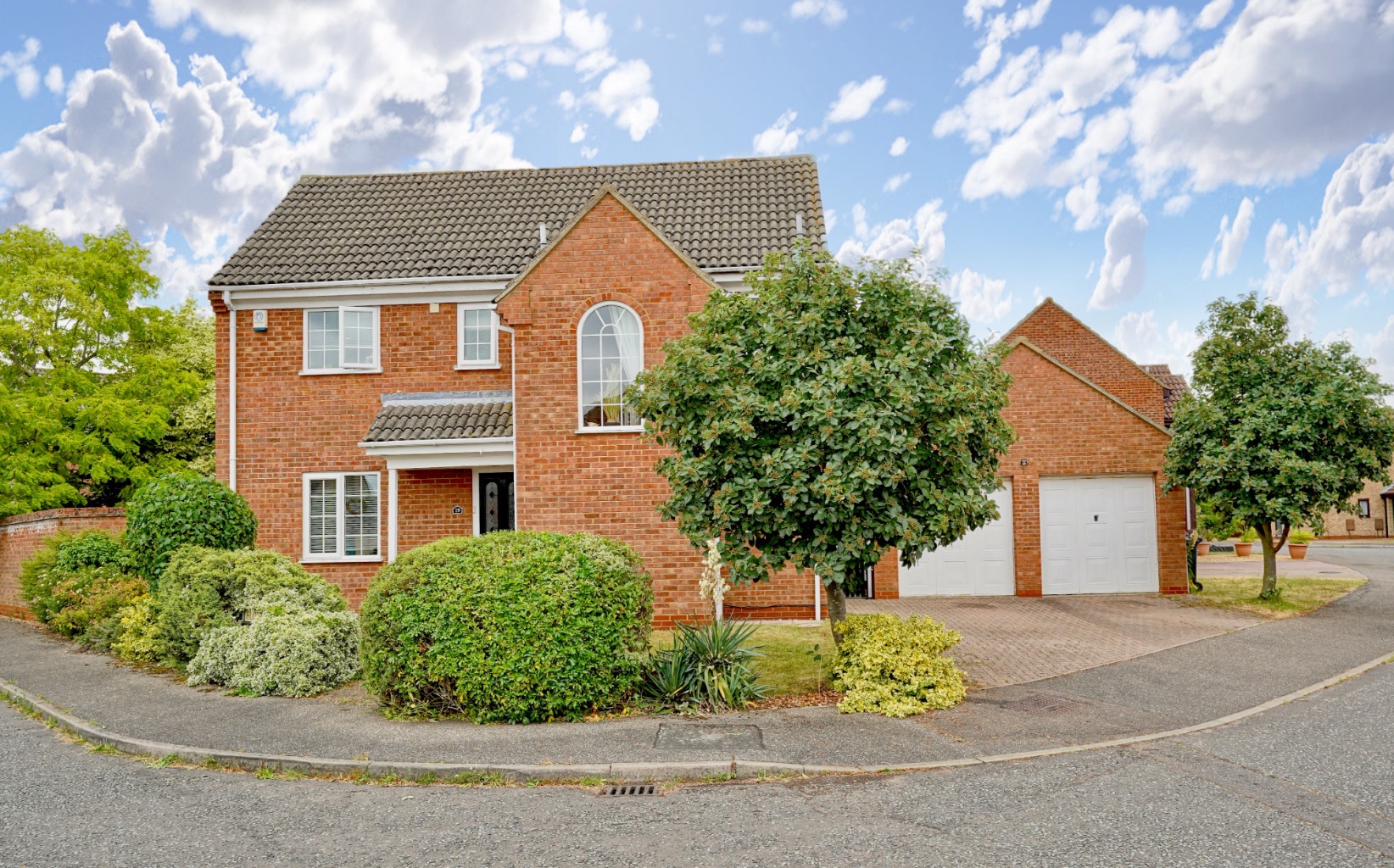 4 bed detached house for sale in Bluegate, Huntingdon - Property Image 1