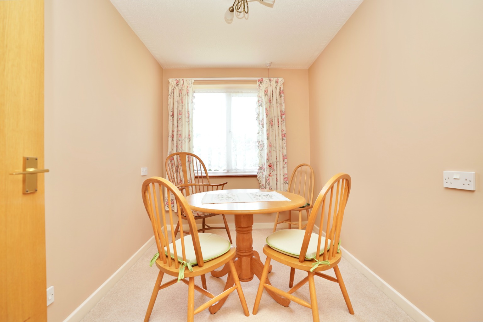 2 bed ground floor flat for sale in Woodlands, Huntingdon 5