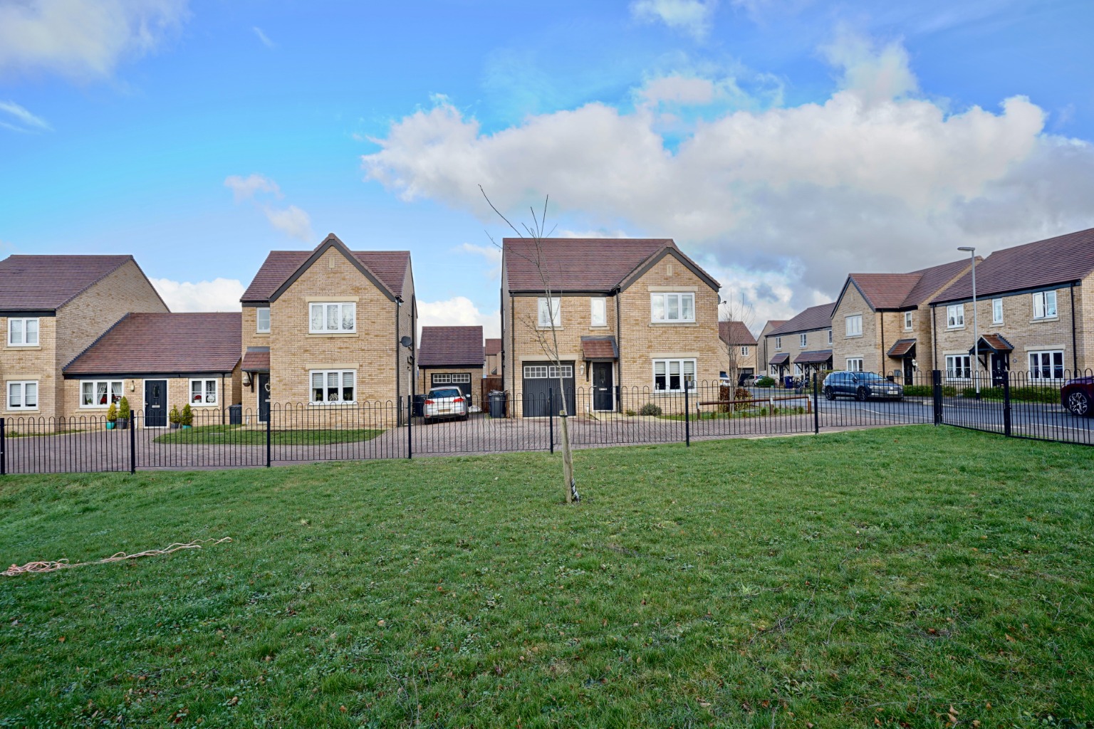 4 bed detached house for sale in Apple Tree Close, Huntingdon - Property Image 1