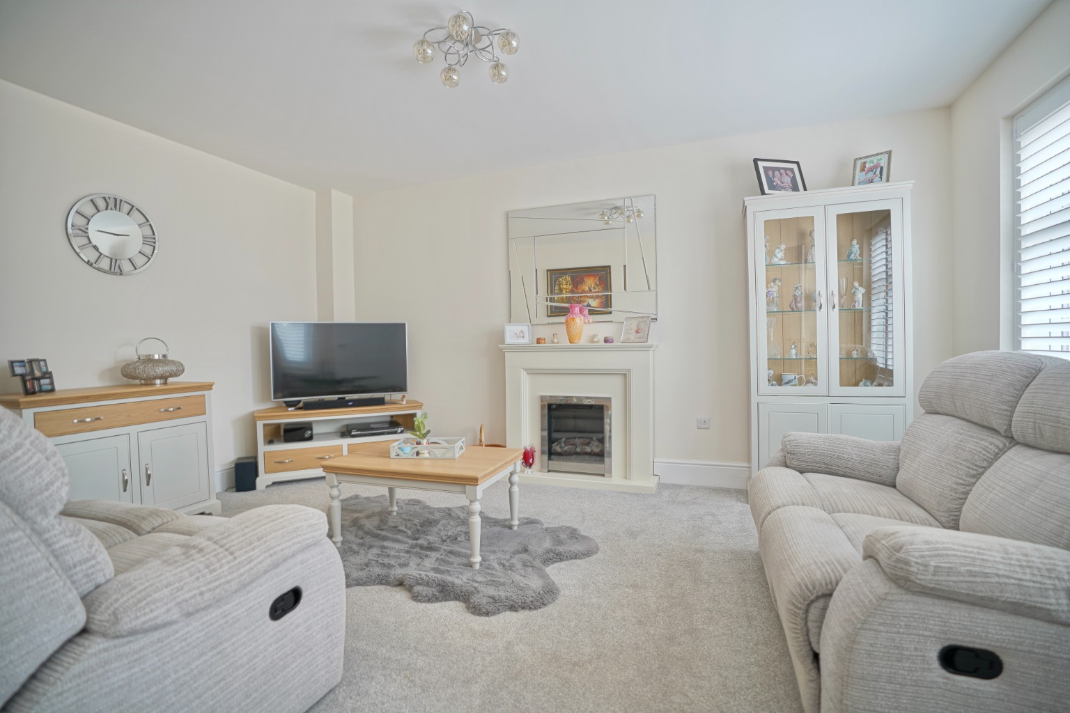 4 bed detached house for sale in Peccle Close, Huntingdon  - Property Image 2