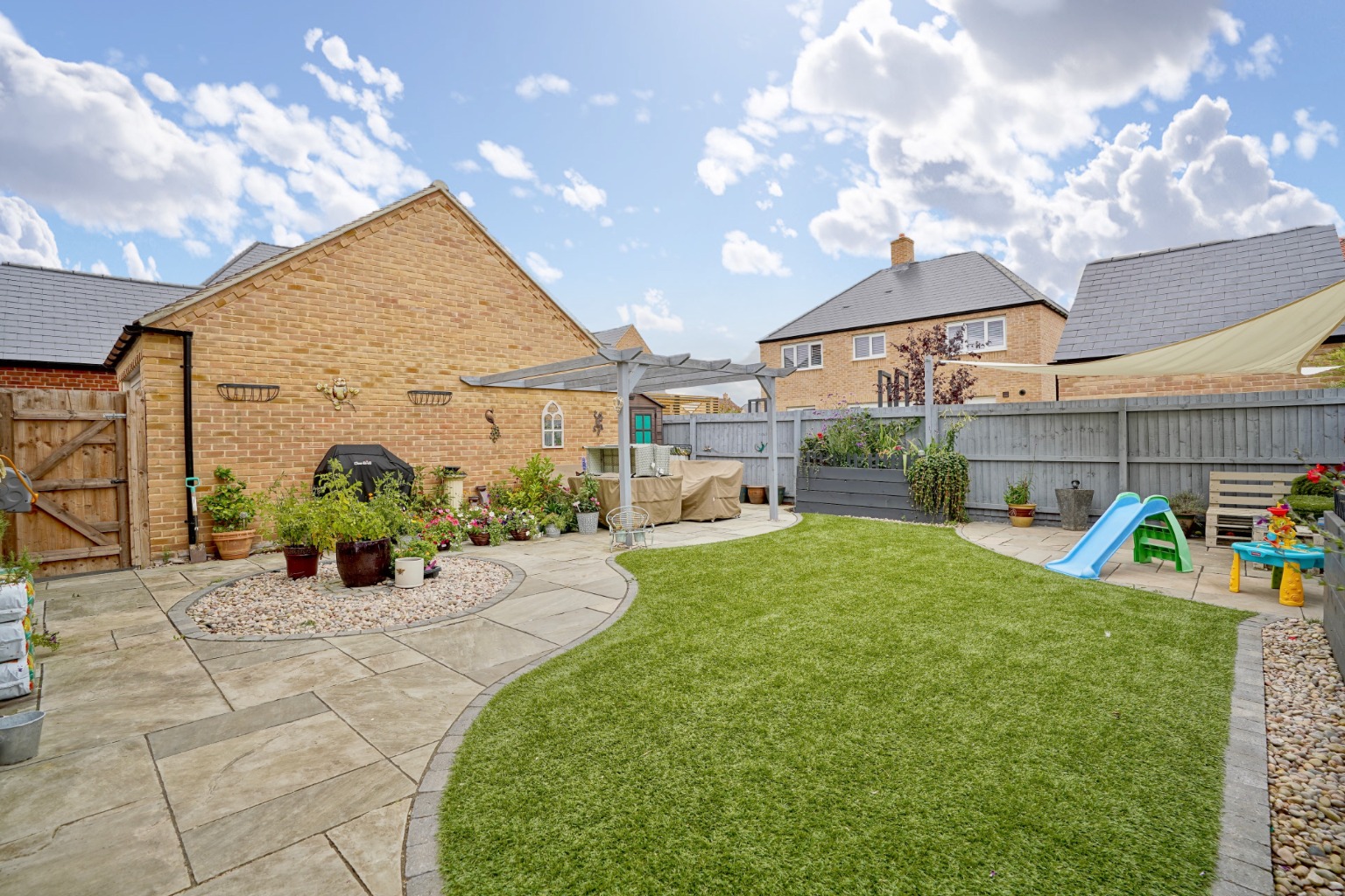 4 bed detached house for sale in Peccle Close, Huntingdon 3