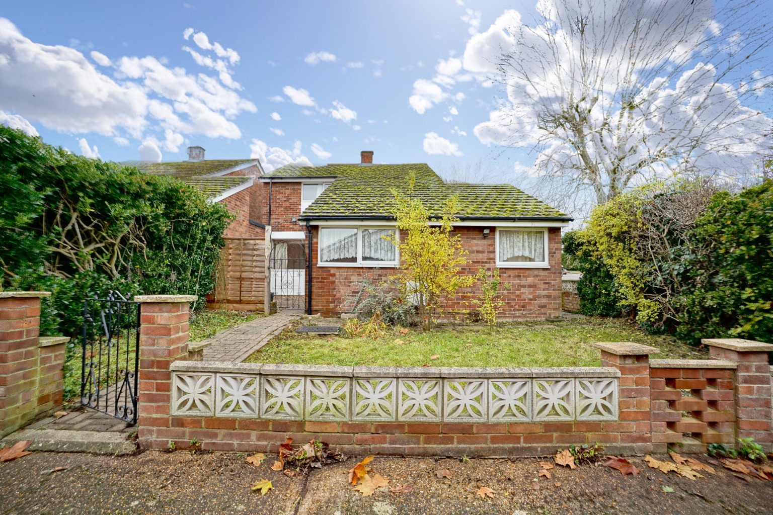 3 bed detached house for sale in Falstaff Way, Huntingdon - Property Image 1