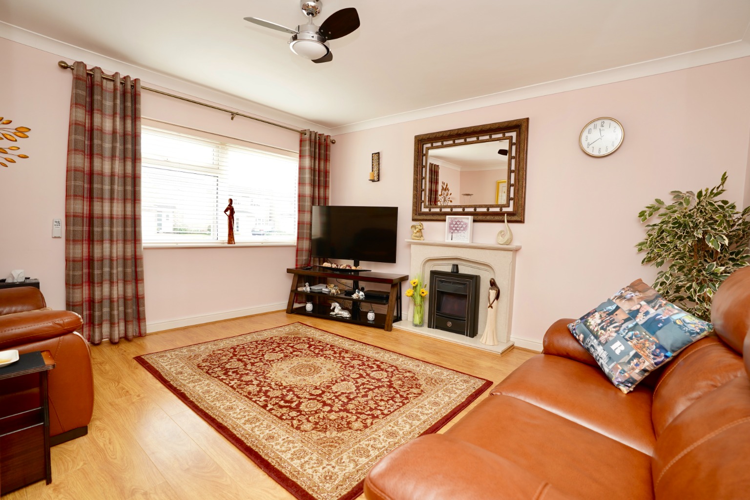 2 bed semi-detached bungalow for sale in Headlands, Huntingdon 4